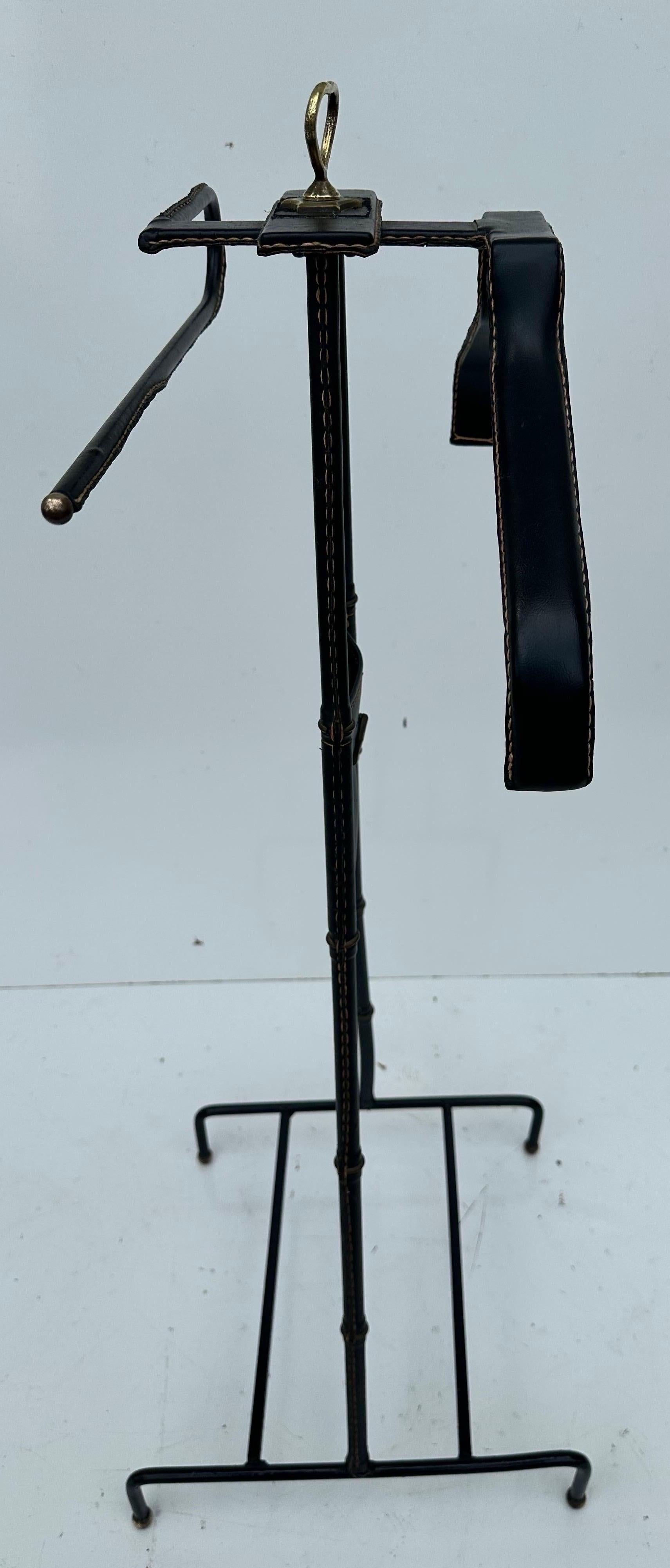 Jacques Adnet  Stitch by Stitch et Valet en laiton en vente 5