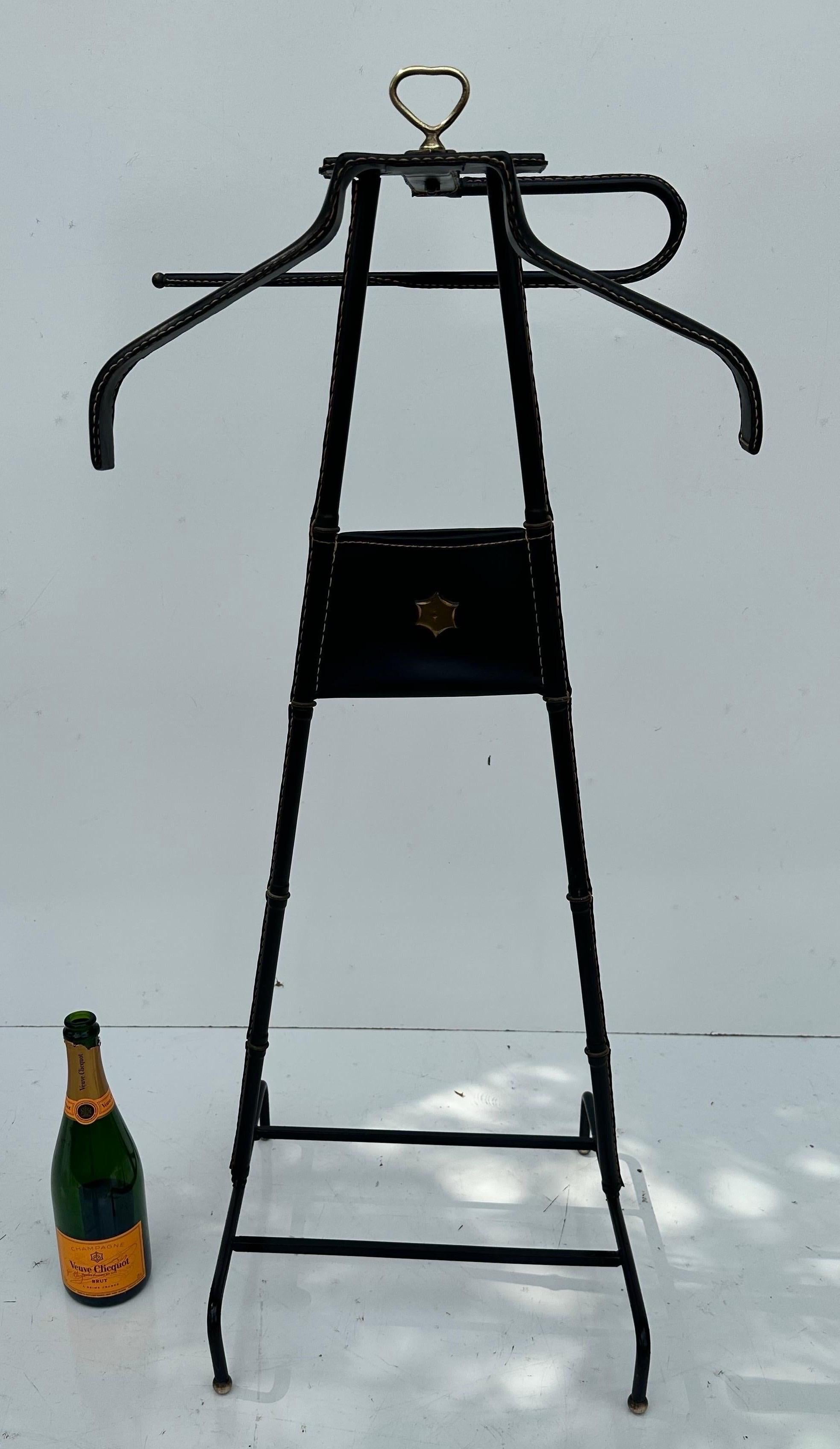 Jacques Adnet  Stitch by Stitch et Valet en laiton en vente 8