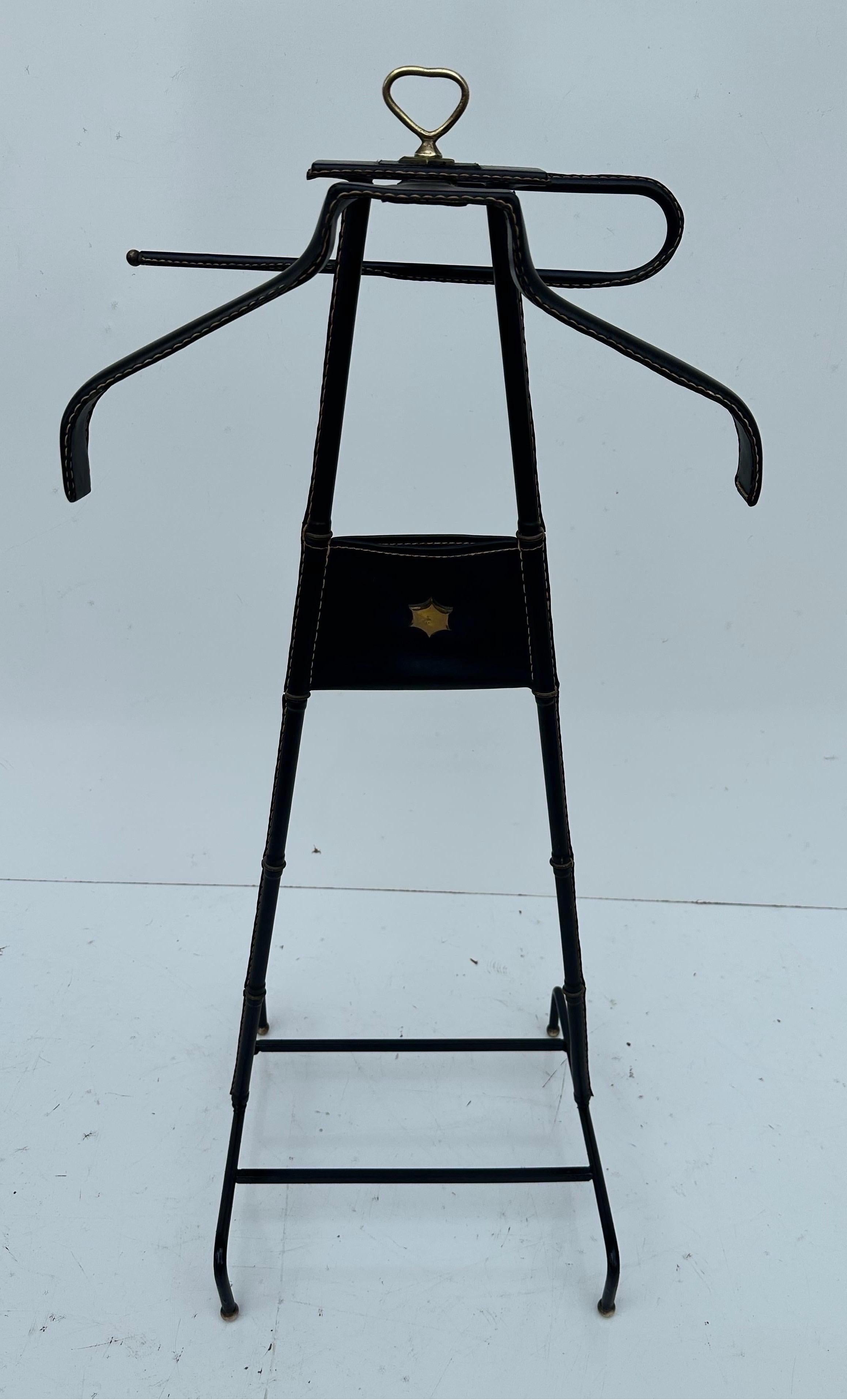 Mid-Century Modern Jacques Adnet  Stitch by Stitch et Valet en laiton en vente