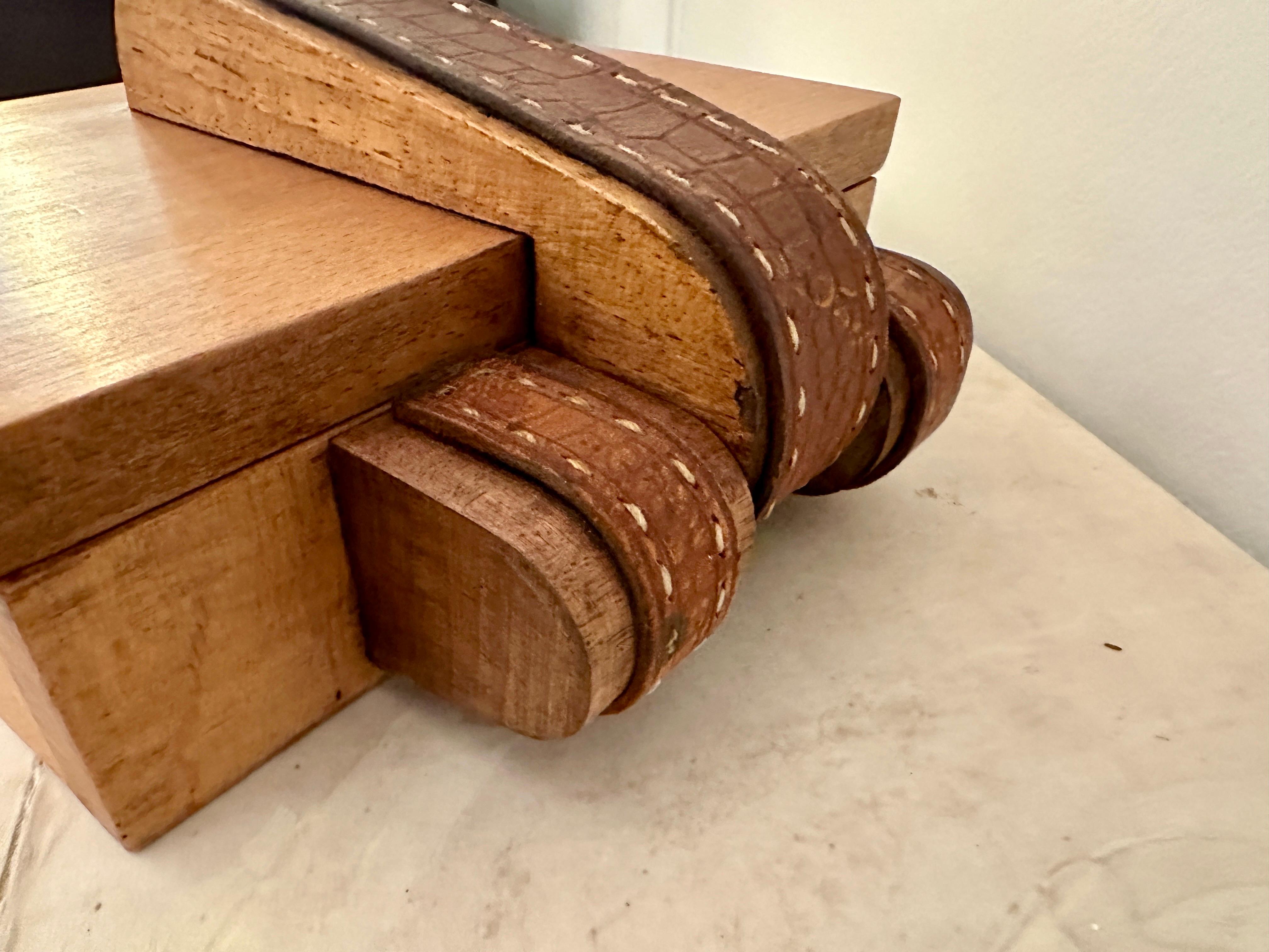 Caja con tapa de roble y cuero cosido Jacques Adnet Art Decó en venta