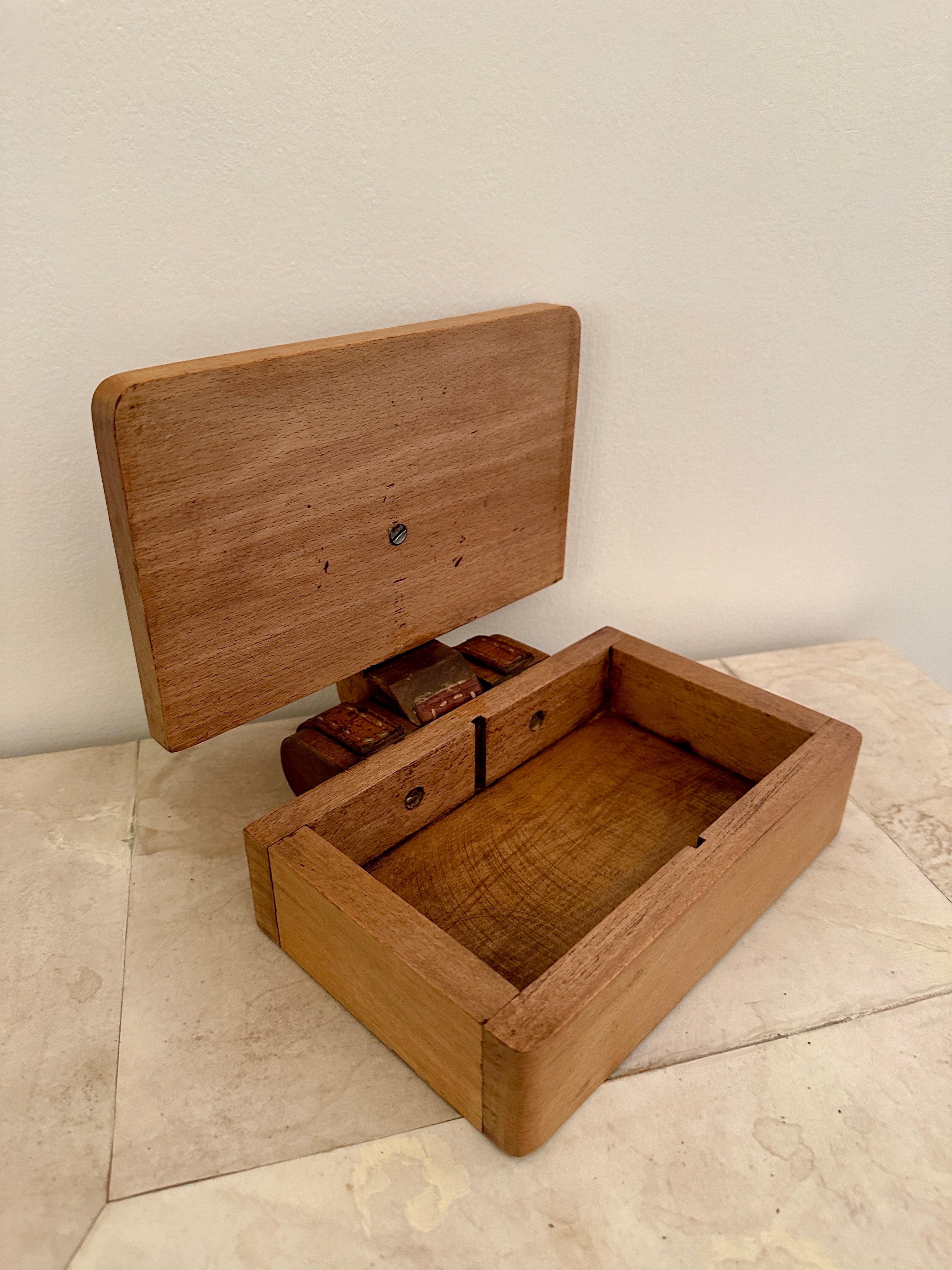 Caja con tapa de roble y cuero cosido Jacques Adnet en Bueno estado para la venta en North Miami, FL