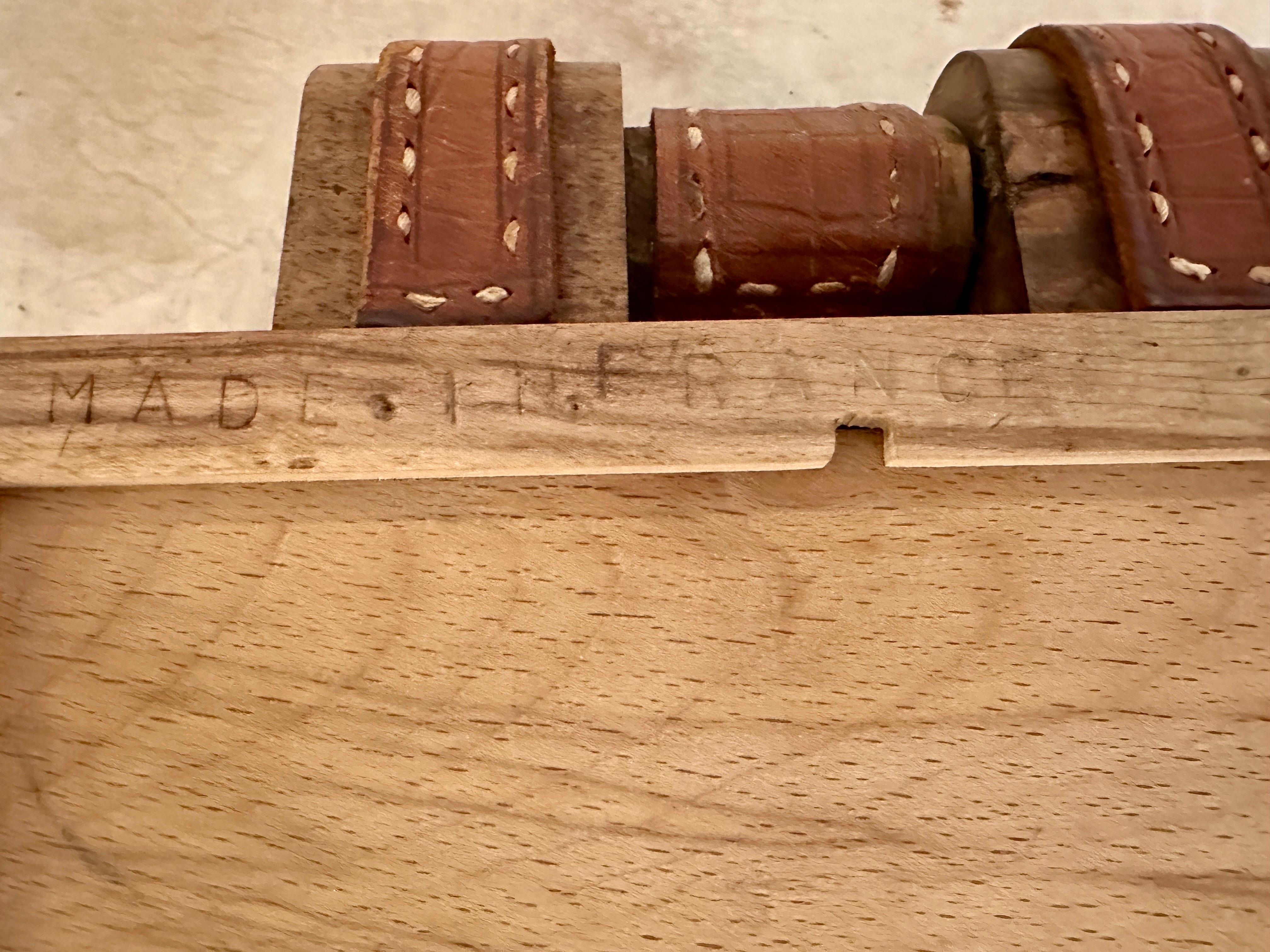 Caja con tapa de roble y cuero cosido Jacques Adnet mediados del siglo XX en venta