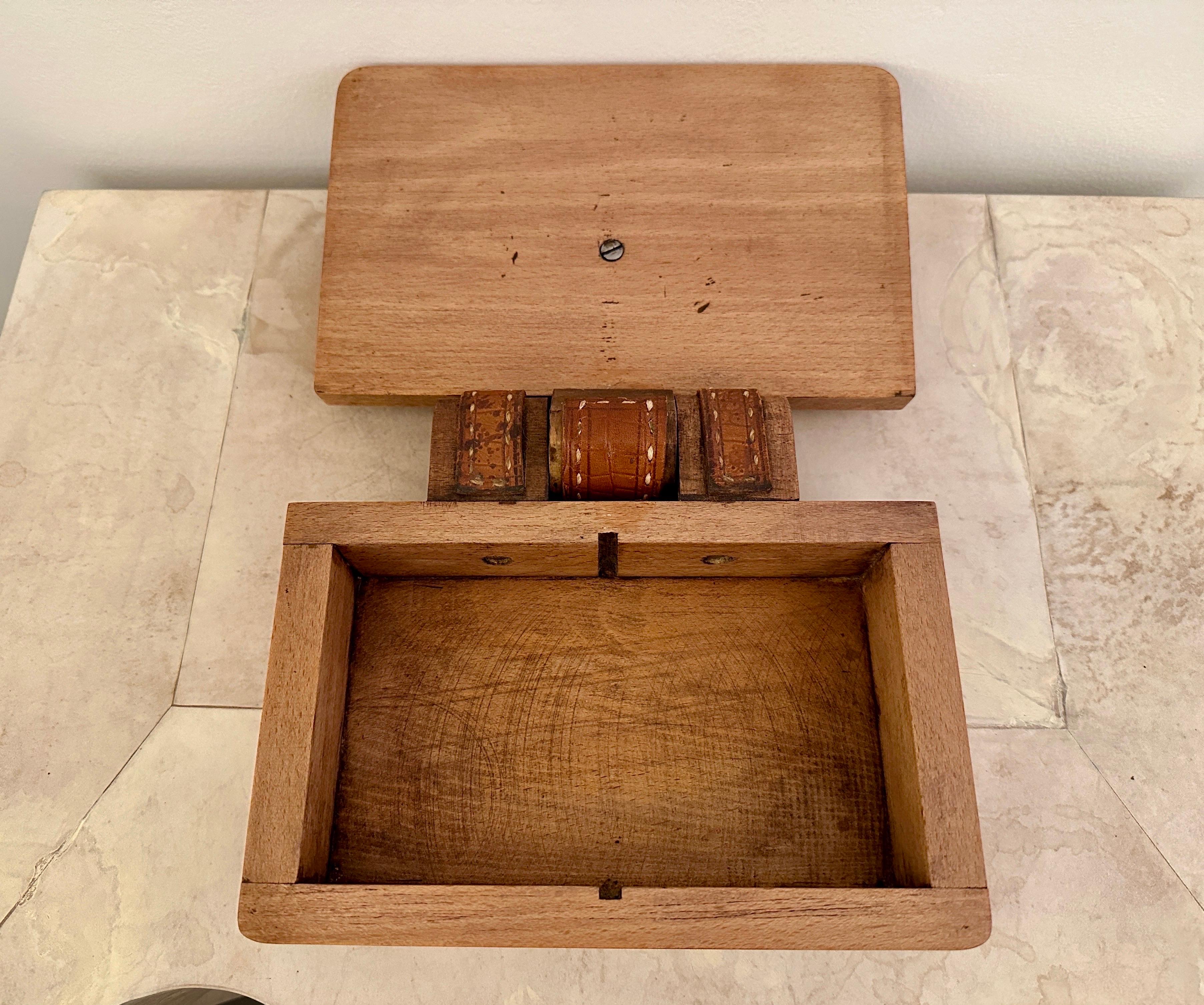 Caja con tapa de roble y cuero cosido Jacques Adnet en venta 1