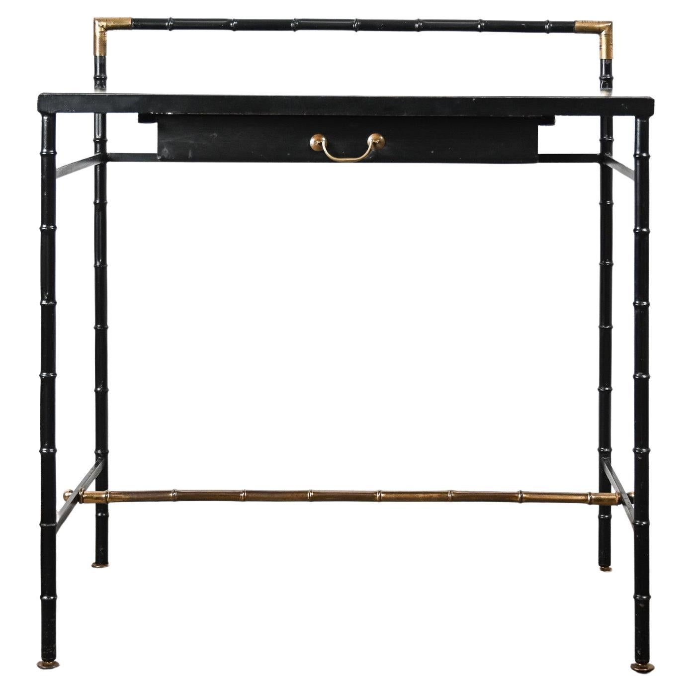 Table de style Jacques Adnet en faux bambou noir et laiton en vente