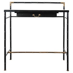 Table de style Jacques Adnet en faux bambou noir et laiton