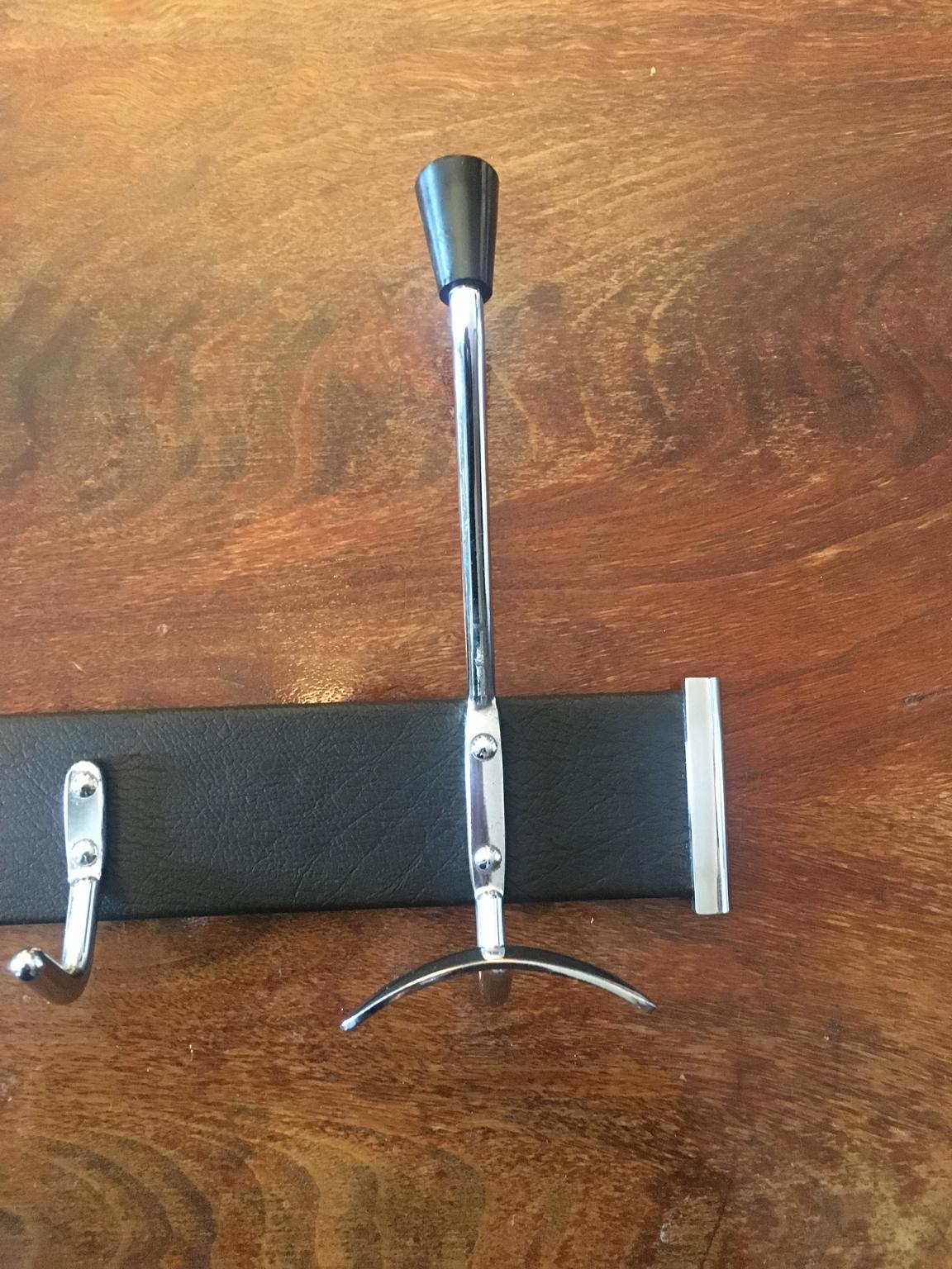 Jacques Adnet Style Black Leather Coat Rack Hanger, France, 1950s In Good Condition For Sale In Paris, FR