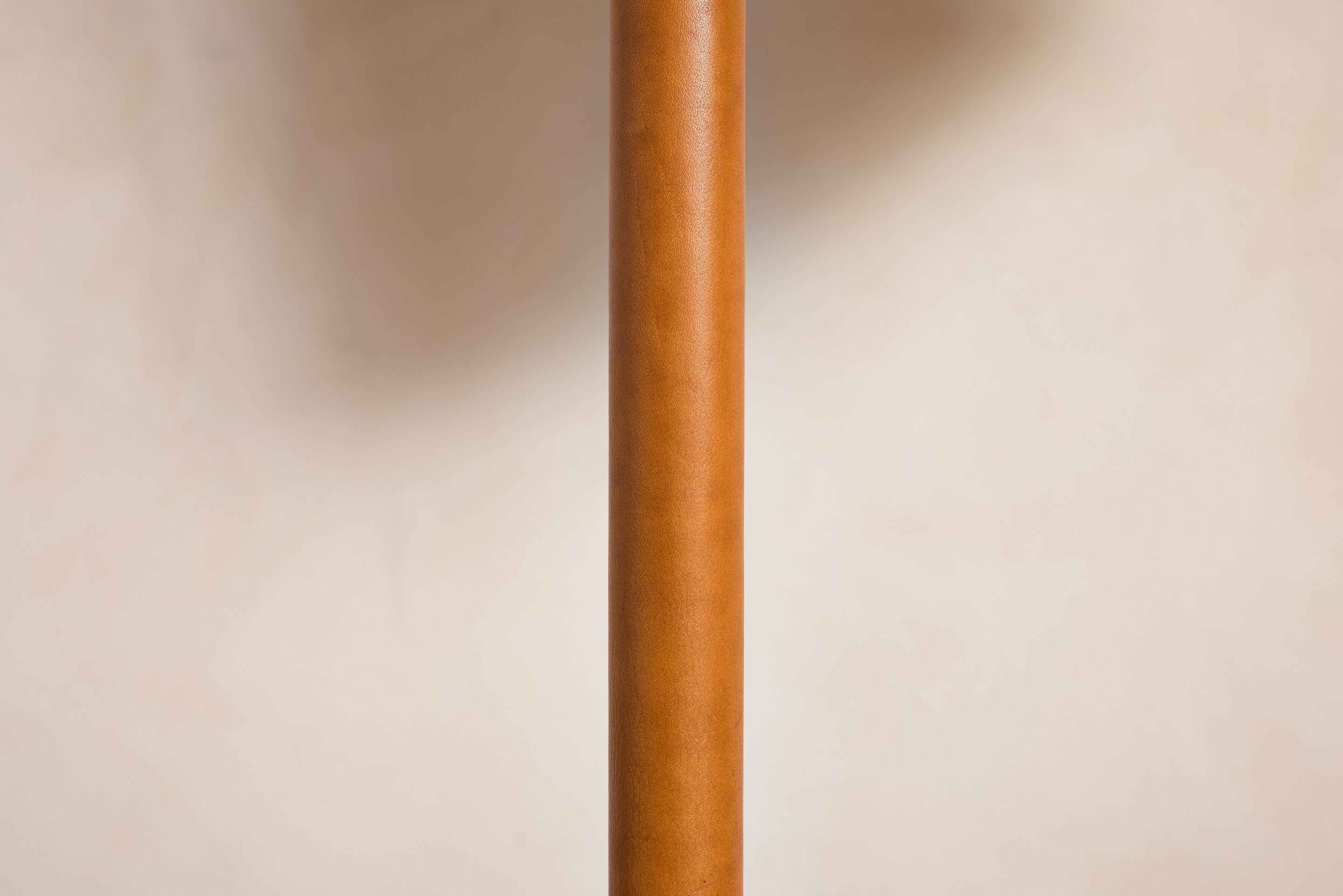 Lámpara de pie estilo Jacques Adnet - Camel en venta 5