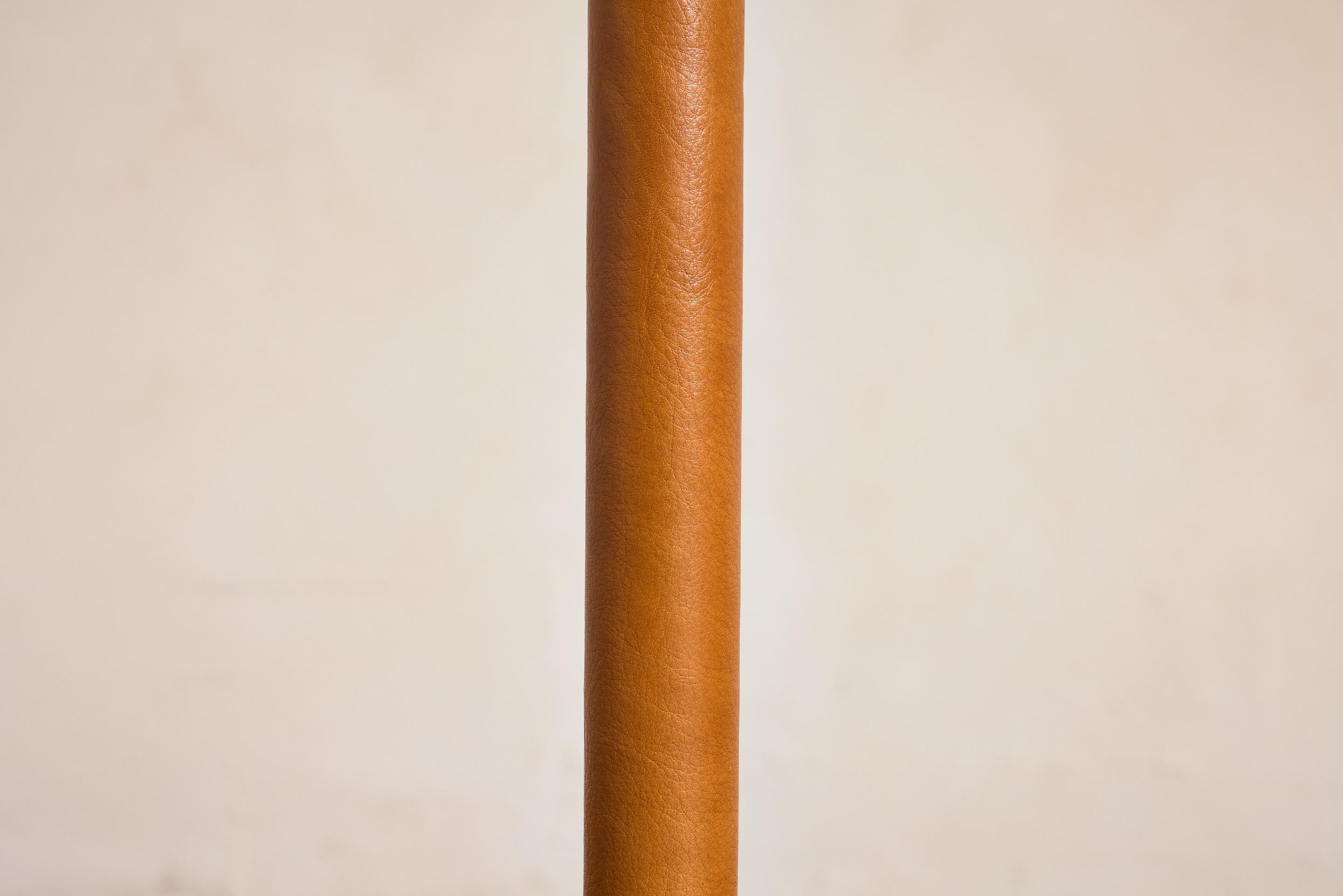 Lámpara de pie estilo Jacques Adnet - Camel en venta 6