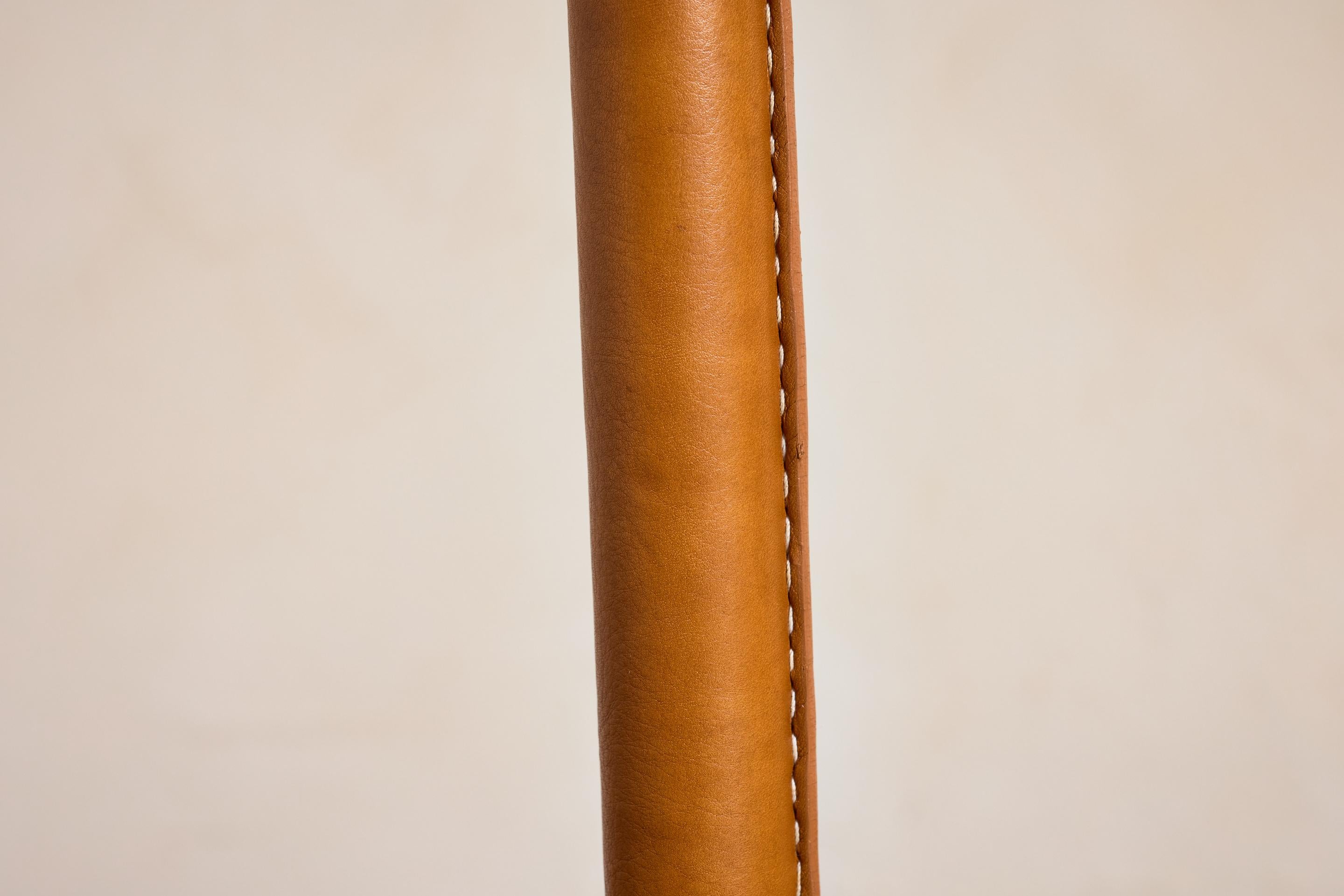 Lámpara de pie estilo Jacques Adnet - Camel en venta 8