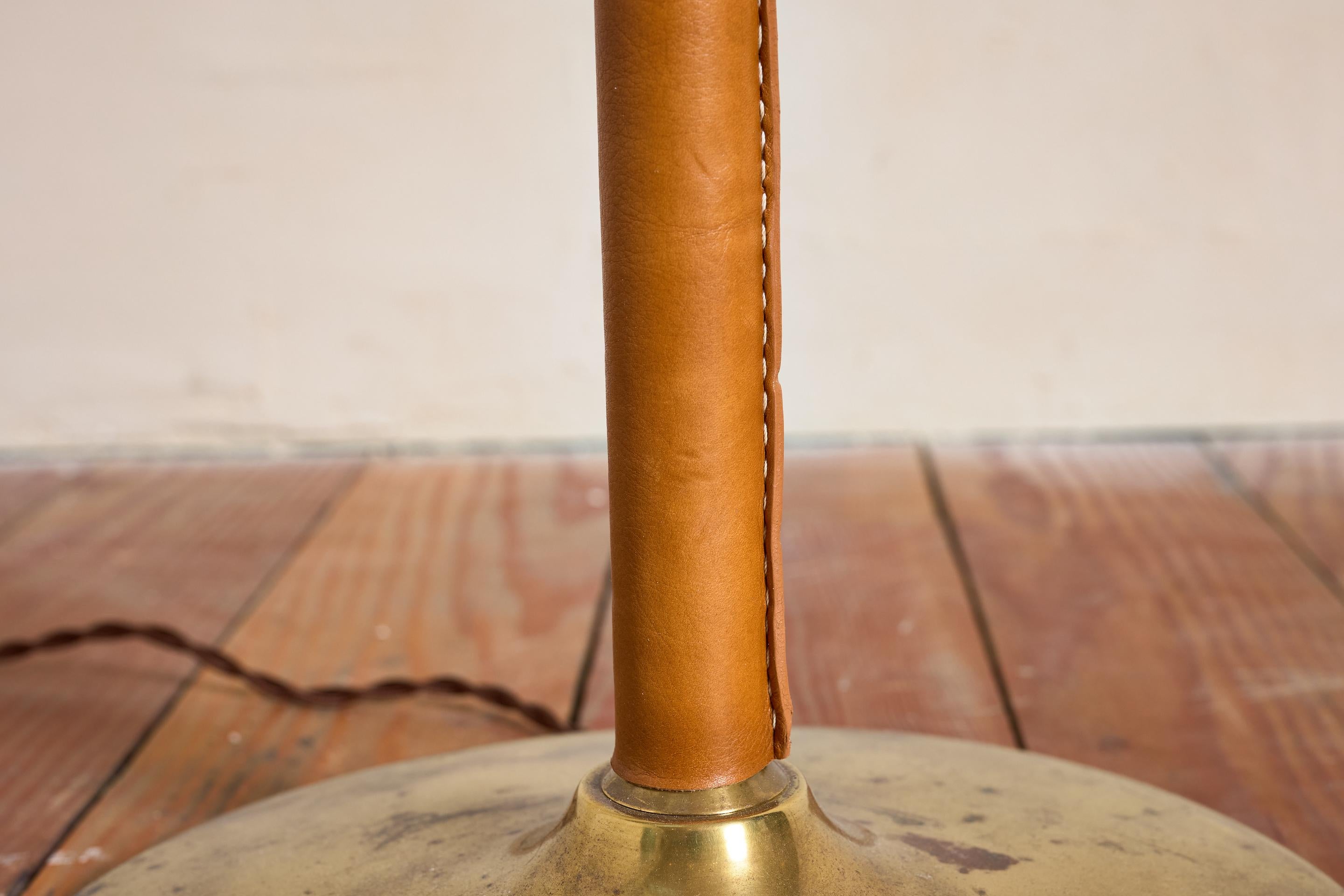Lámpara de pie estilo Jacques Adnet - Camel en venta 9