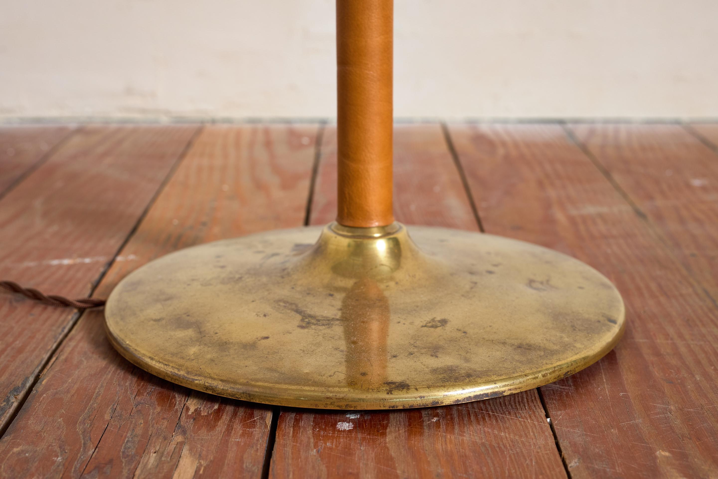 Lámpara de pie estilo Jacques Adnet - Camel en venta 11