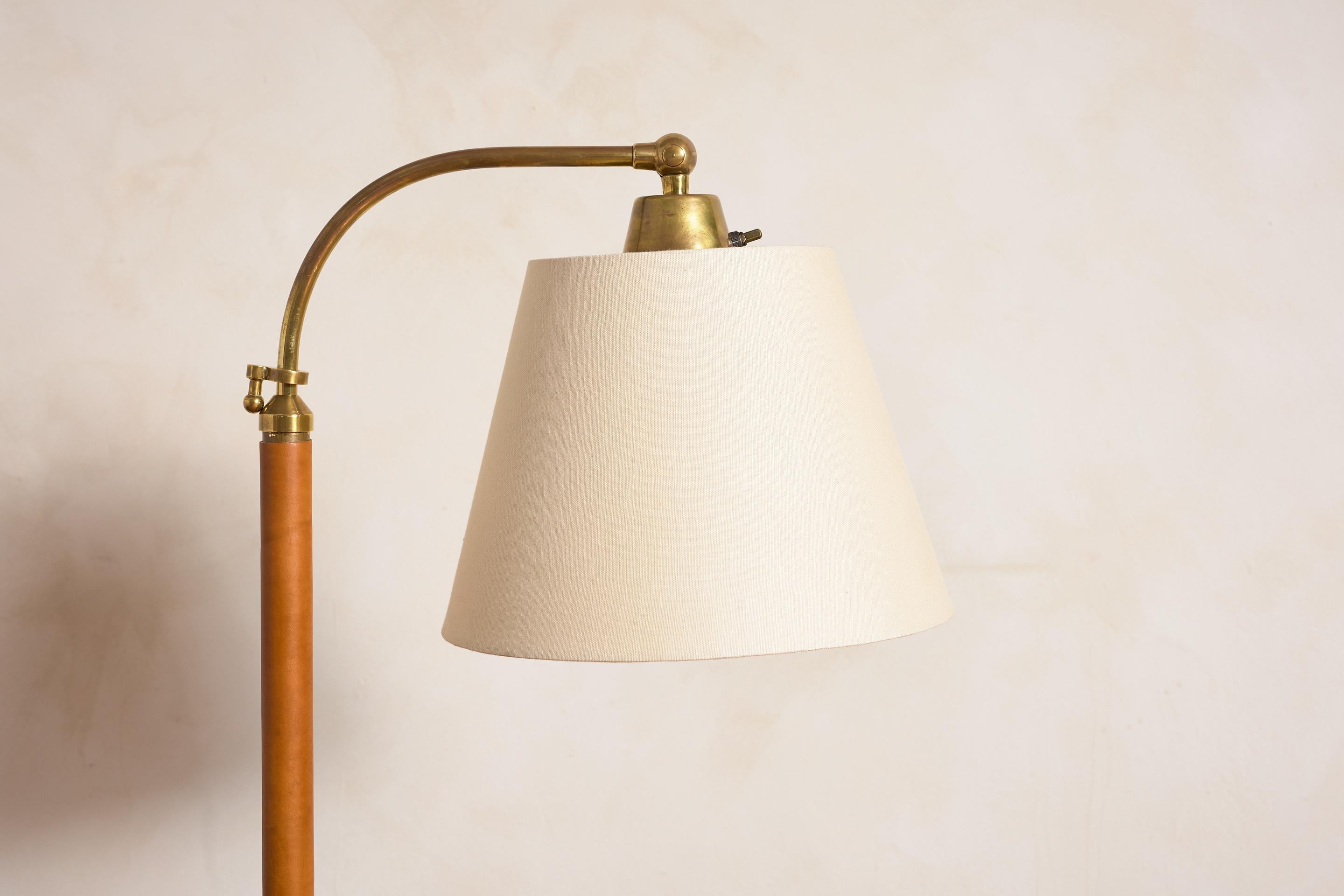 Lámpara de pie estilo Jacques Adnet - Camel en Bueno estado para la venta en Beverly Hills, CA