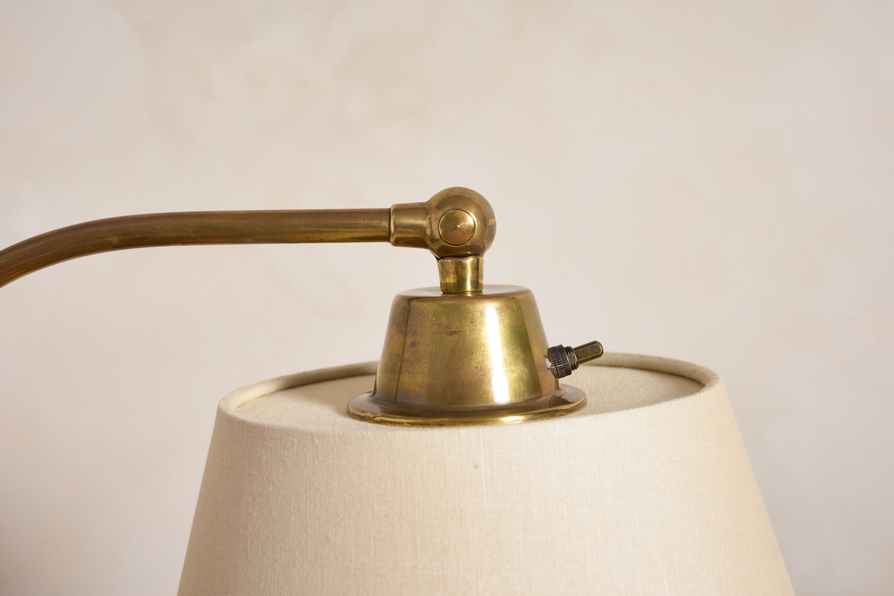 Lámpara de pie estilo Jacques Adnet - Camel mediados del siglo XX en venta