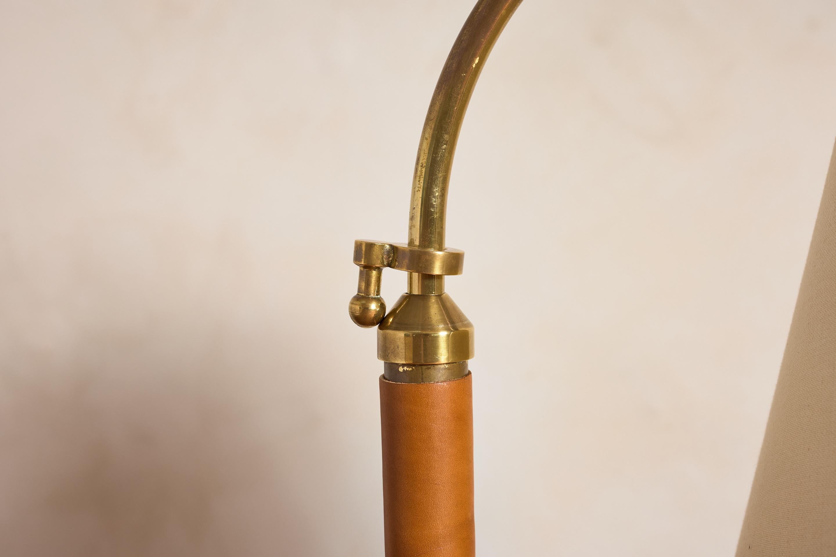 Lámpara de pie estilo Jacques Adnet - Camel Latón en venta