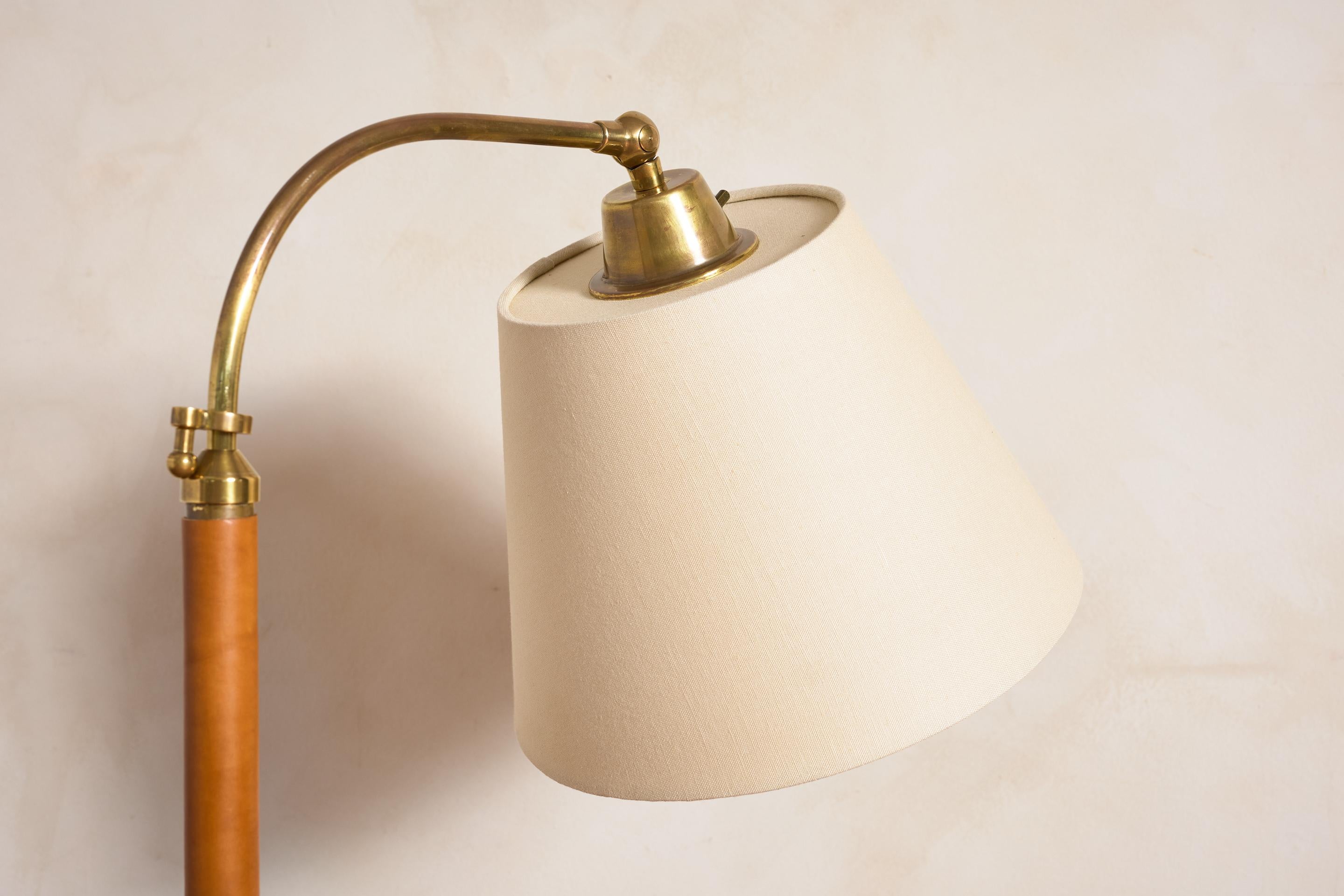 Lámpara de pie estilo Jacques Adnet - Camel en venta 1