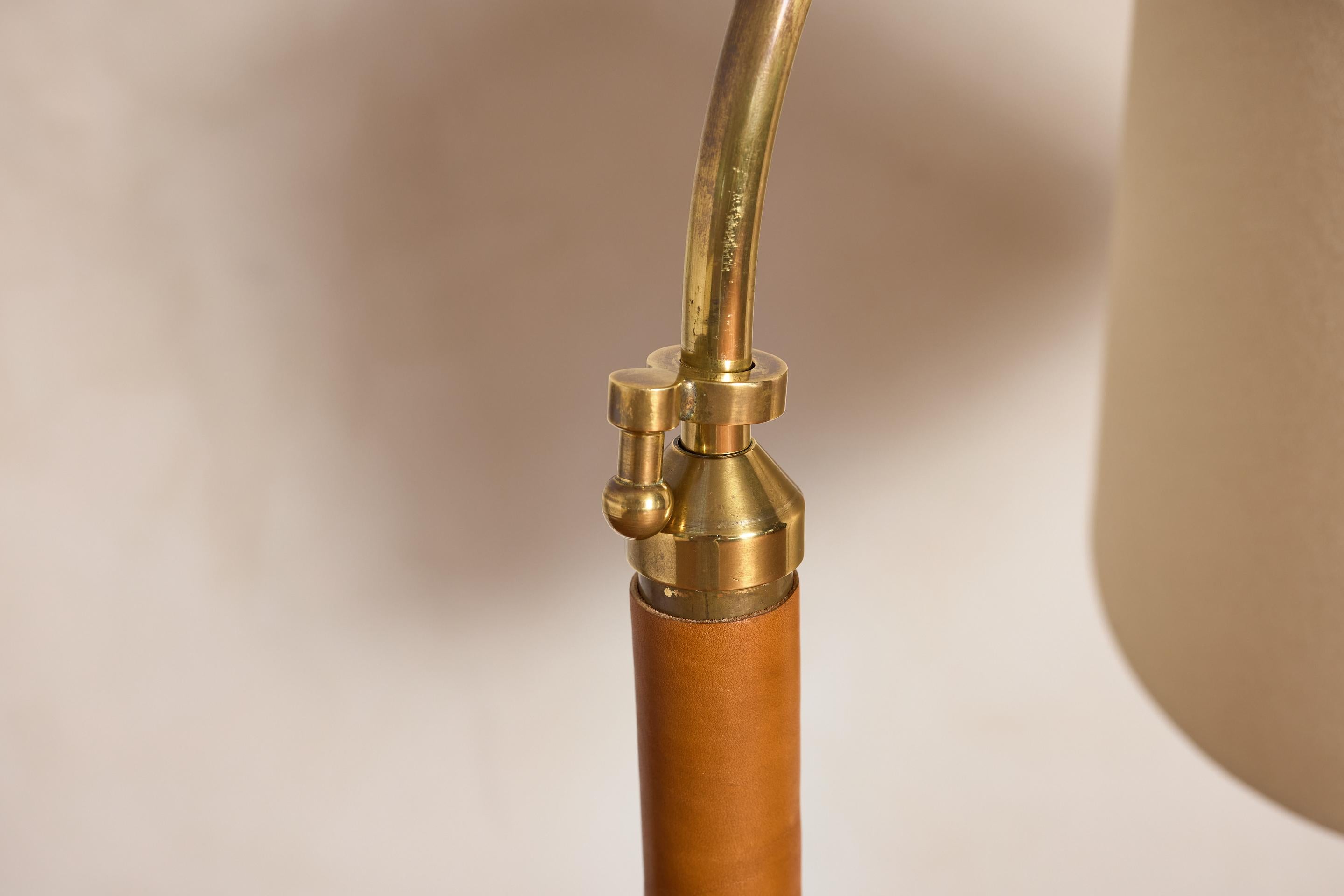 Lámpara de pie estilo Jacques Adnet - Camel en venta 2