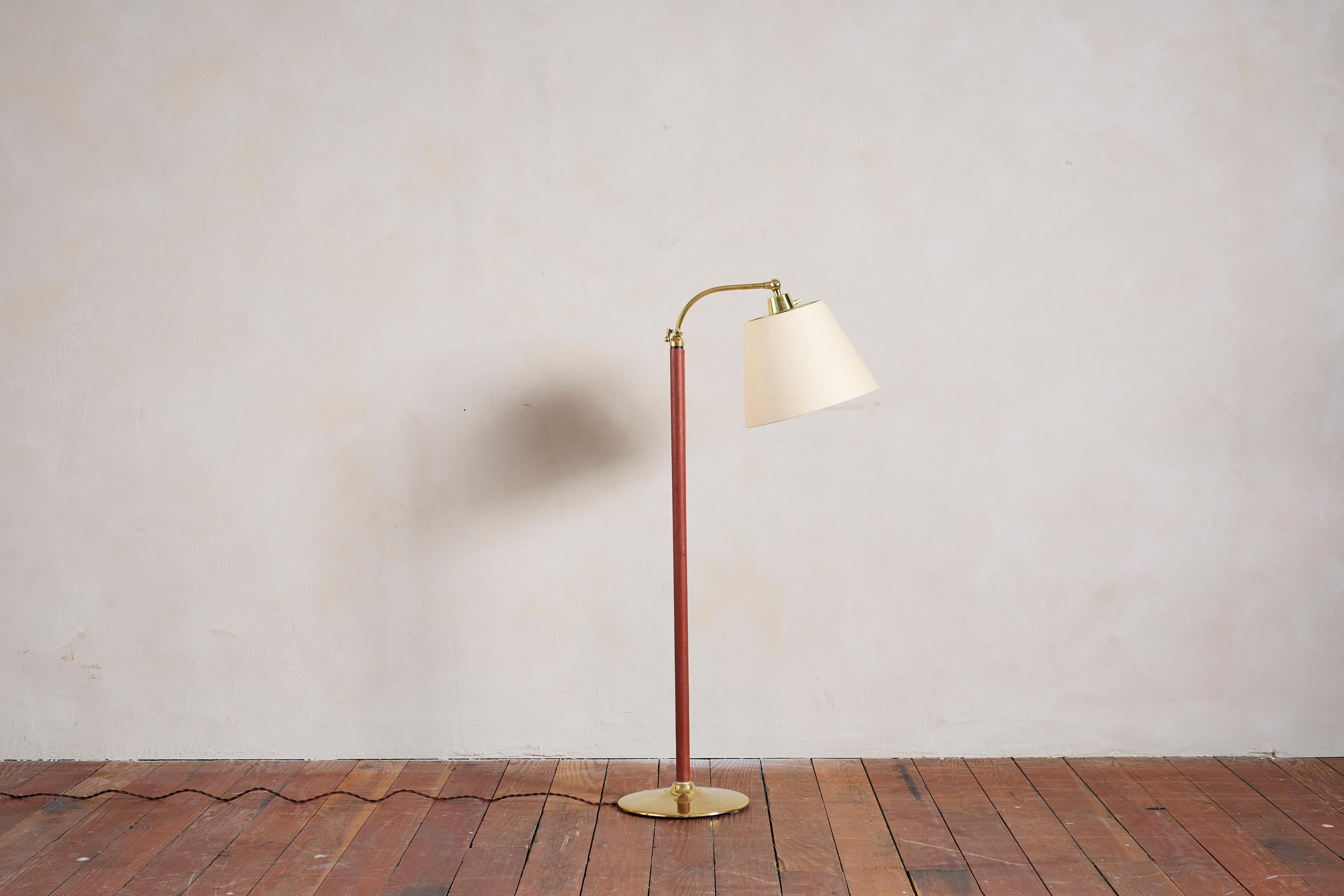 Selle Jacques Adnet/ cuir couleur caramel avec base ronde et quincaillerie en laiton poli.
Mécanisme de réglage de la hauteur
Nouvel abat-jour en lin

Hauteur de la lampe 50.5
