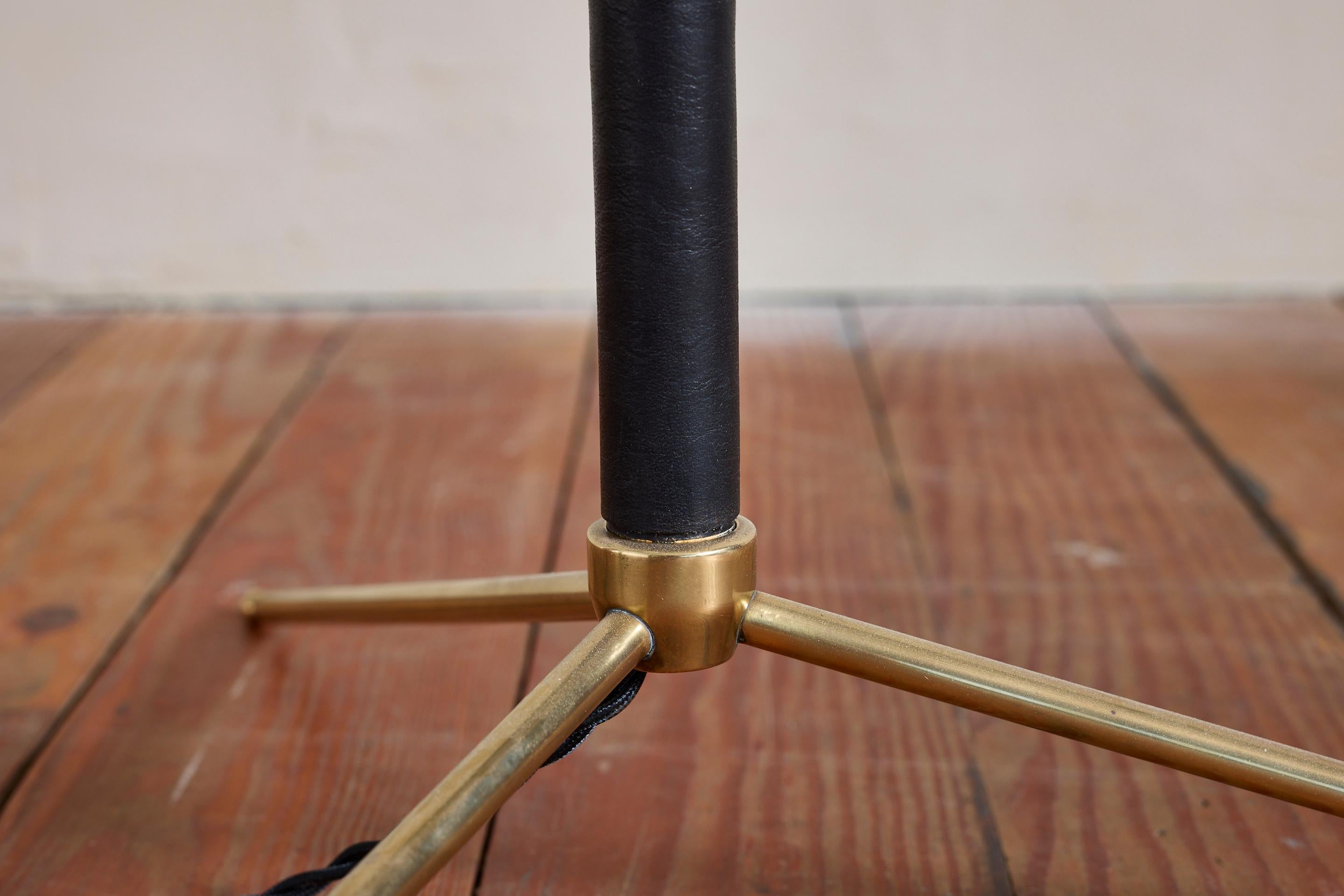 Milieu du XXe siècle Lampadaire de style Jacques Adnet en vente