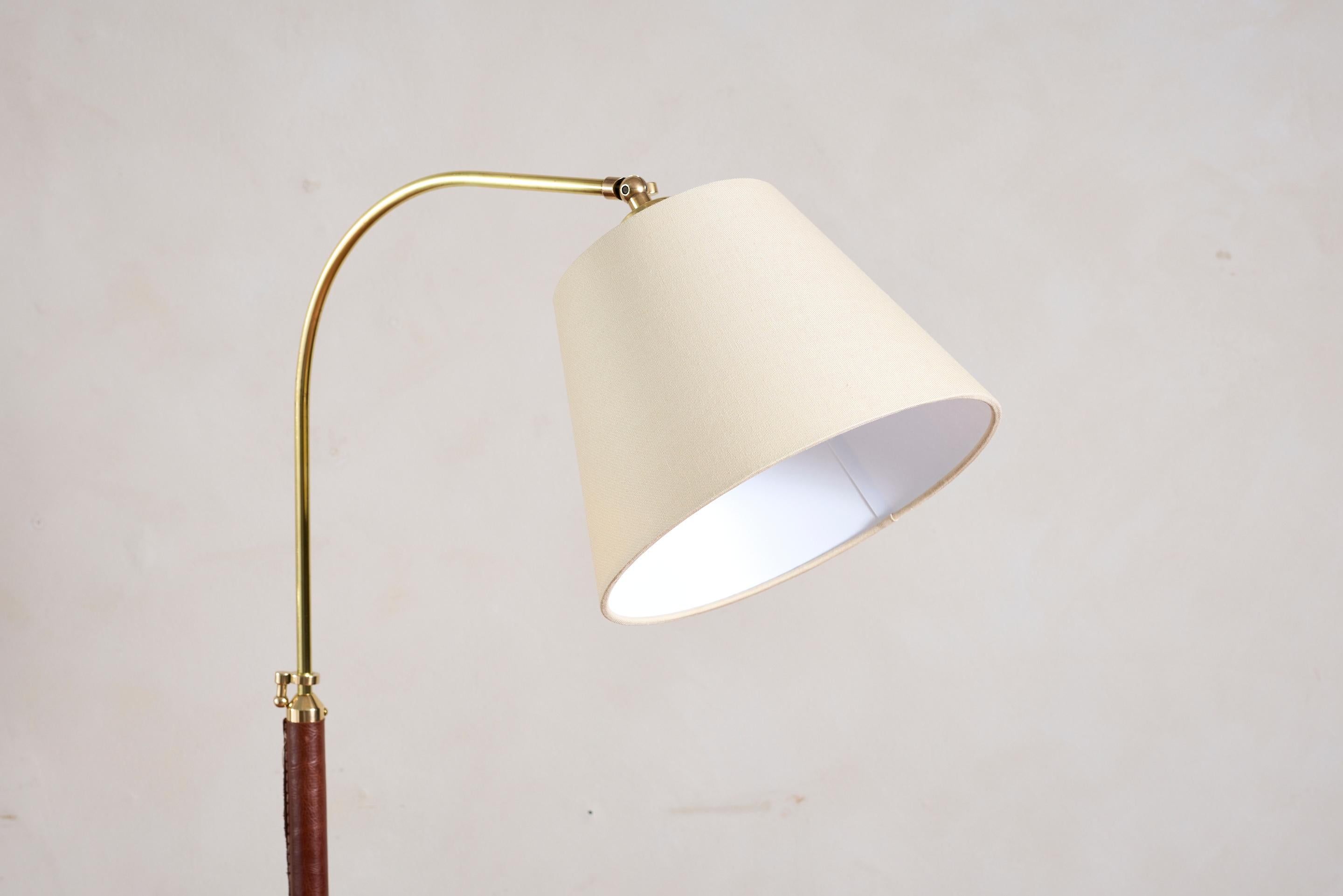 Milieu du XXe siècle Lampadaire de style Jacques Adnet en vente