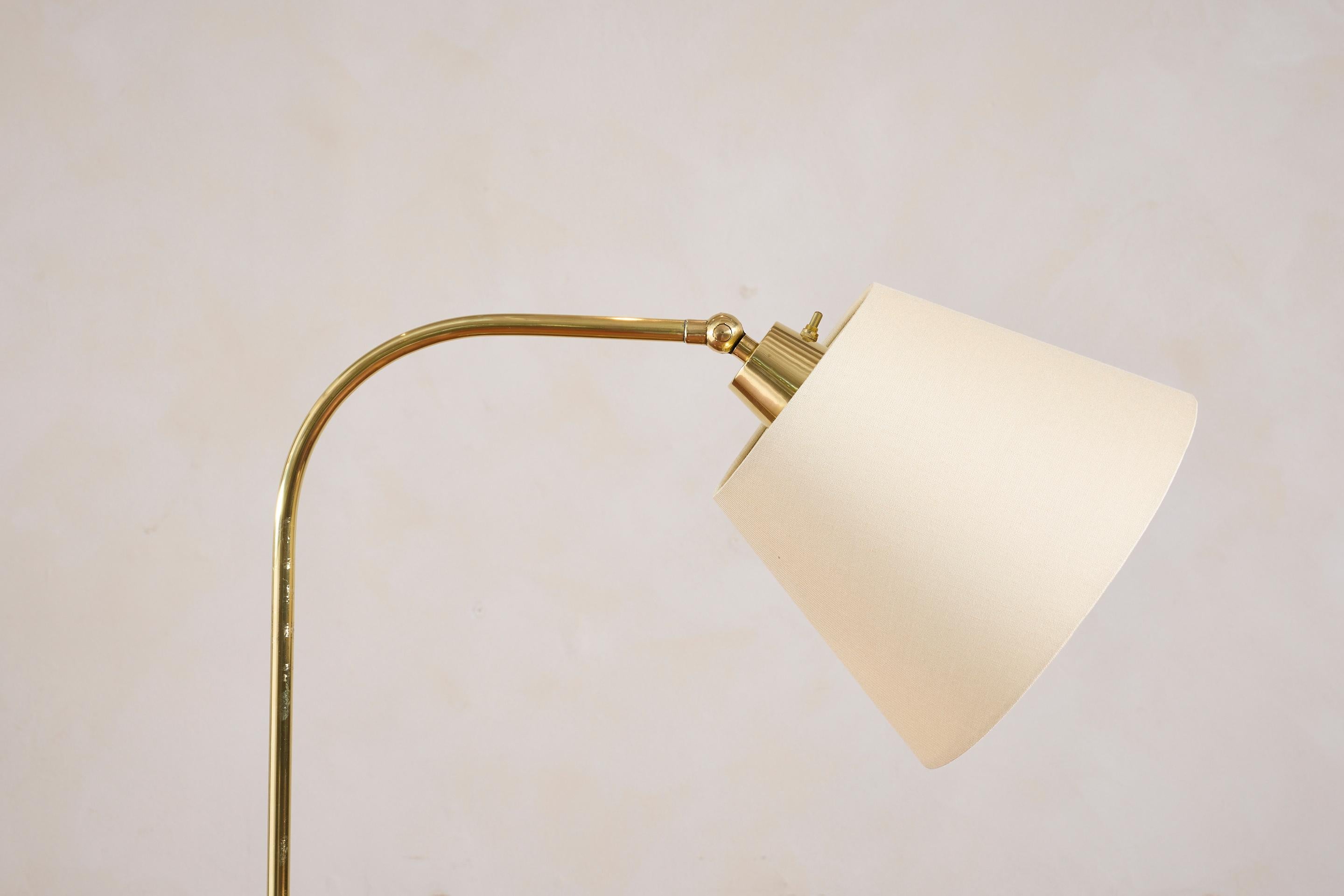 Laiton Lampadaire de style Jacques Adnet en vente