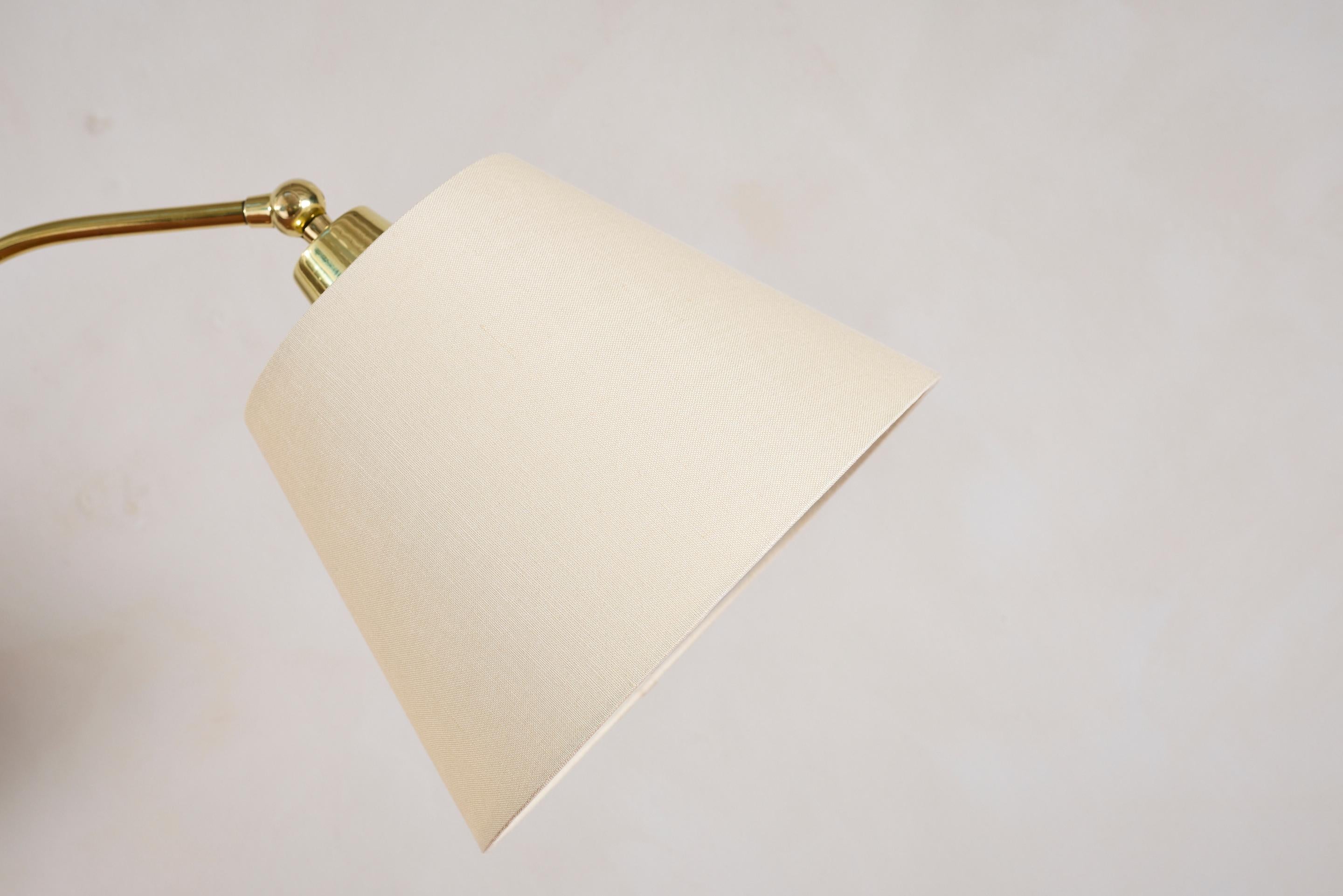 Laiton Lampadaire de style Jacques Adnet en vente