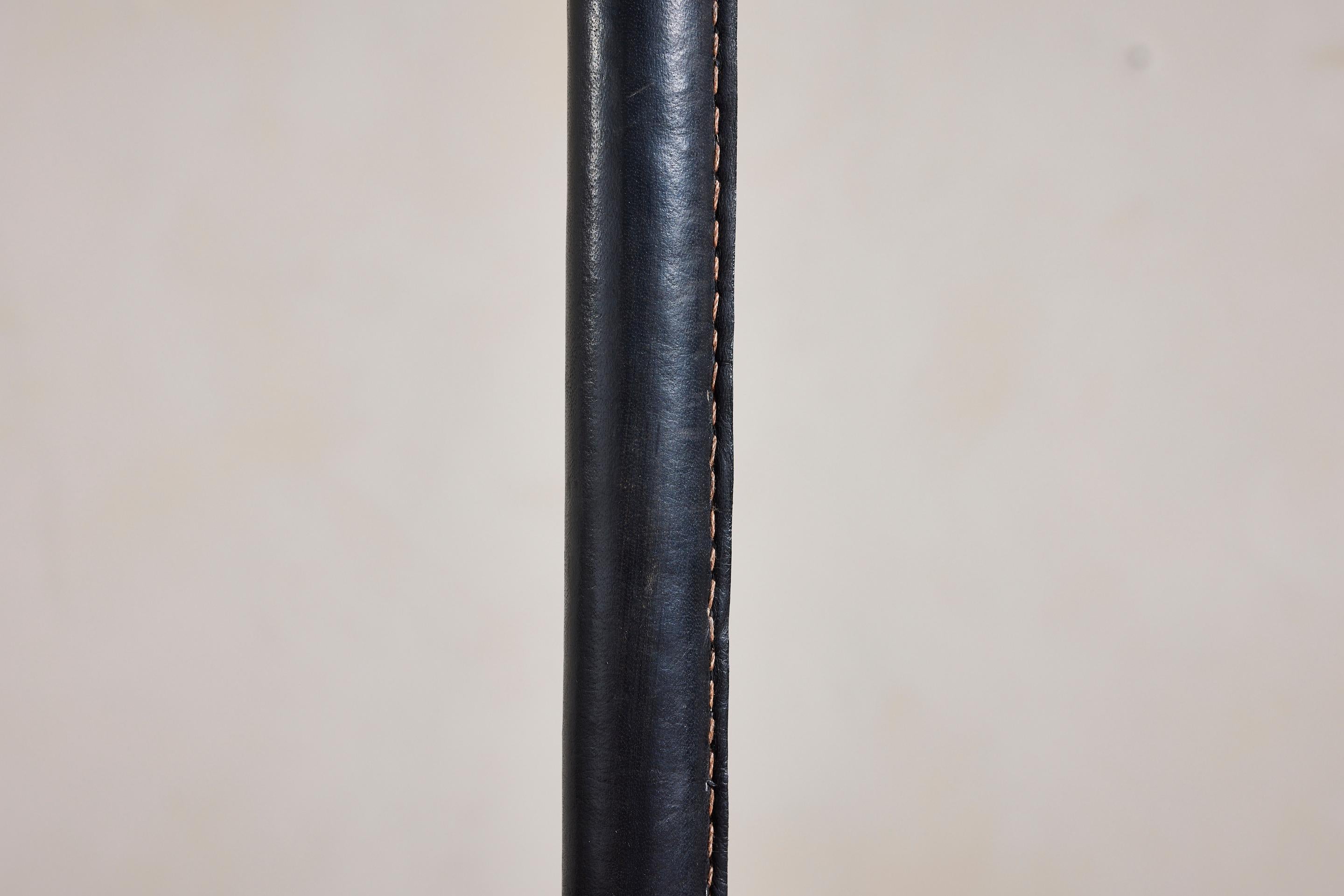 Laiton Lampadaire de style Jacques Adnet en vente