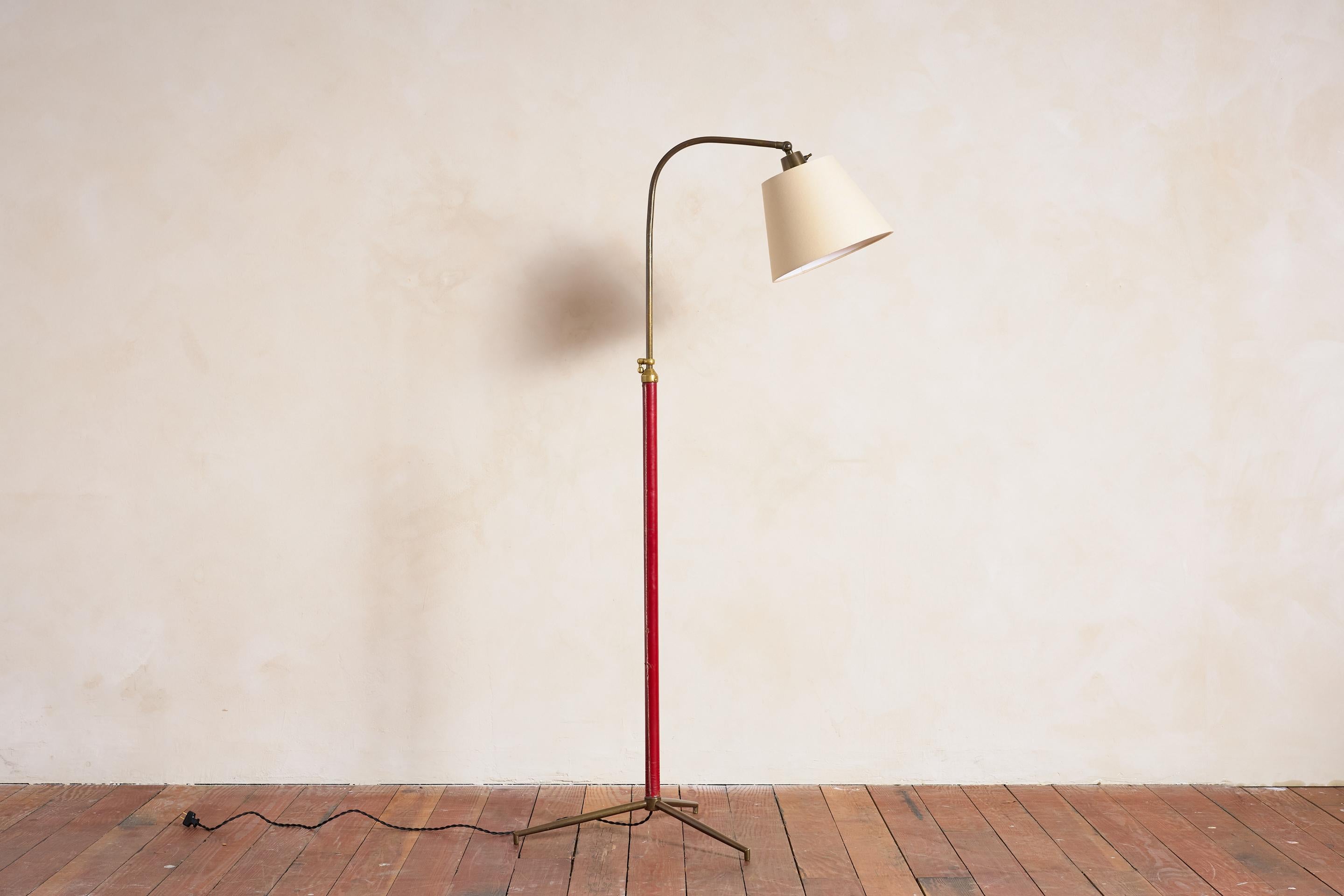 Français Lampadaire de style Jacques Adnet - Rouge en vente