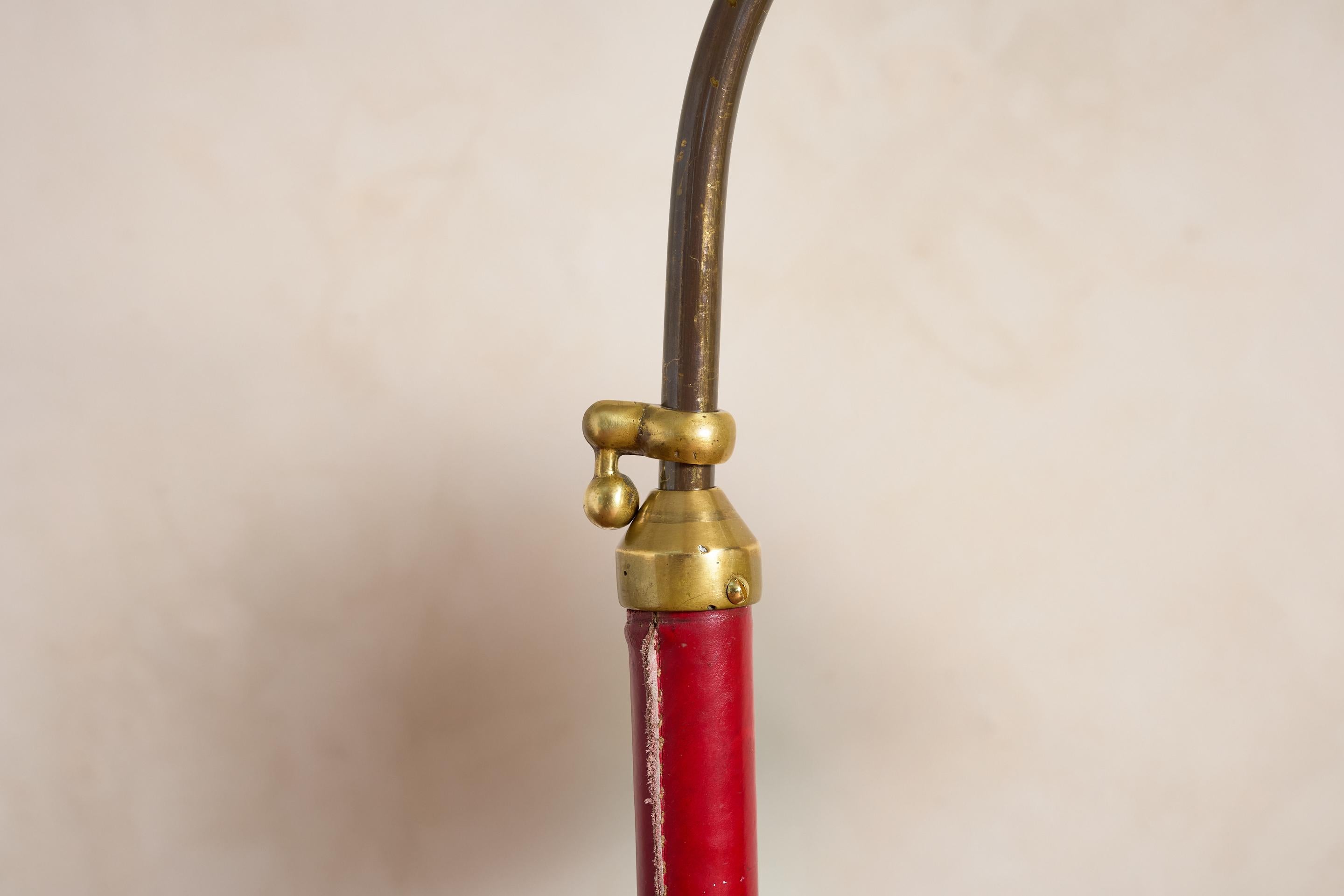 Milieu du XXe siècle Lampadaire de style Jacques Adnet - Rouge en vente