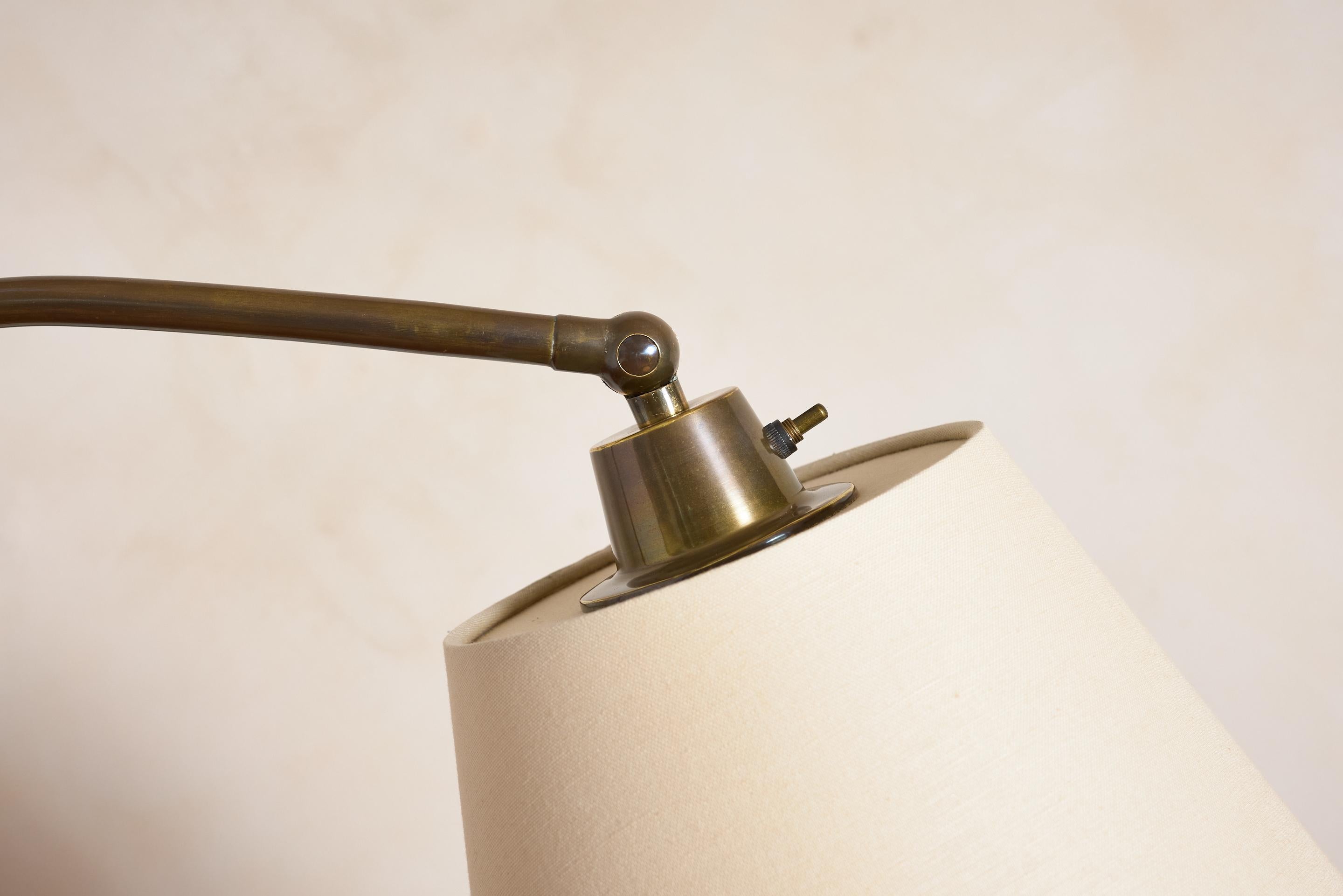 Laiton Lampadaire de style Jacques Adnet - Rouge en vente