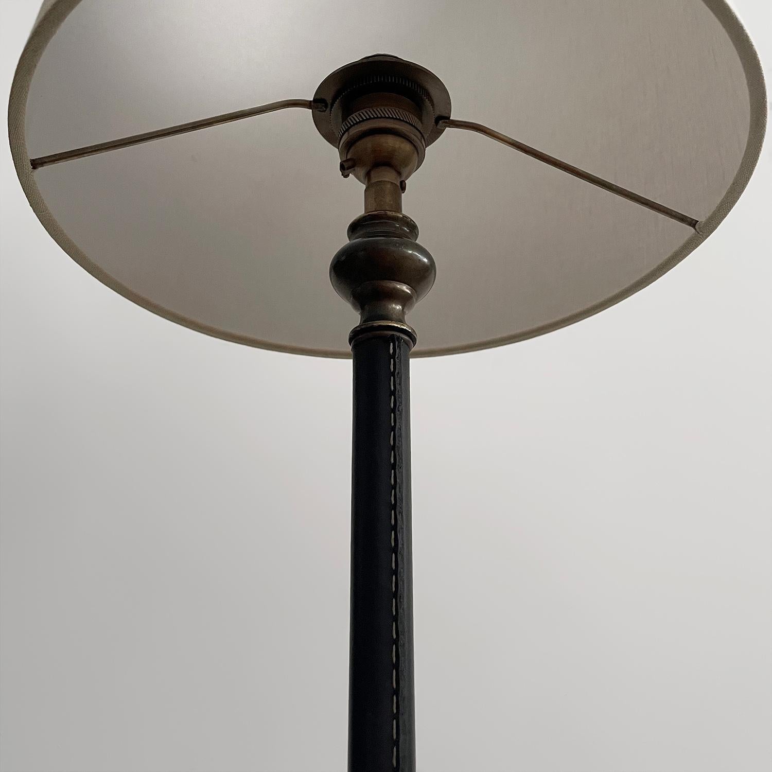 Lampadaire en cuir et laiton de style Jacques Adnet en vente 5