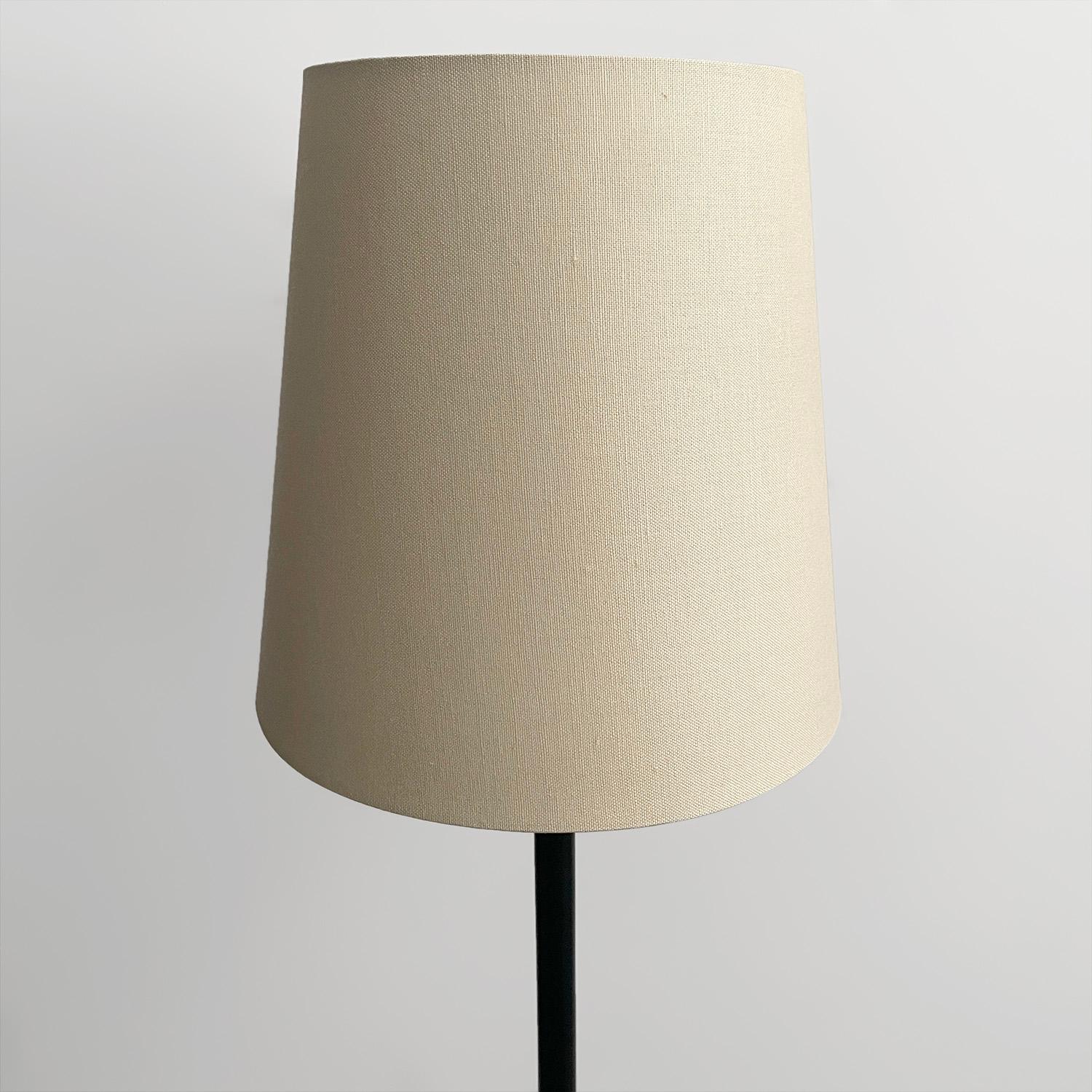 Français Lampadaire en cuir et laiton de style Jacques Adnet en vente