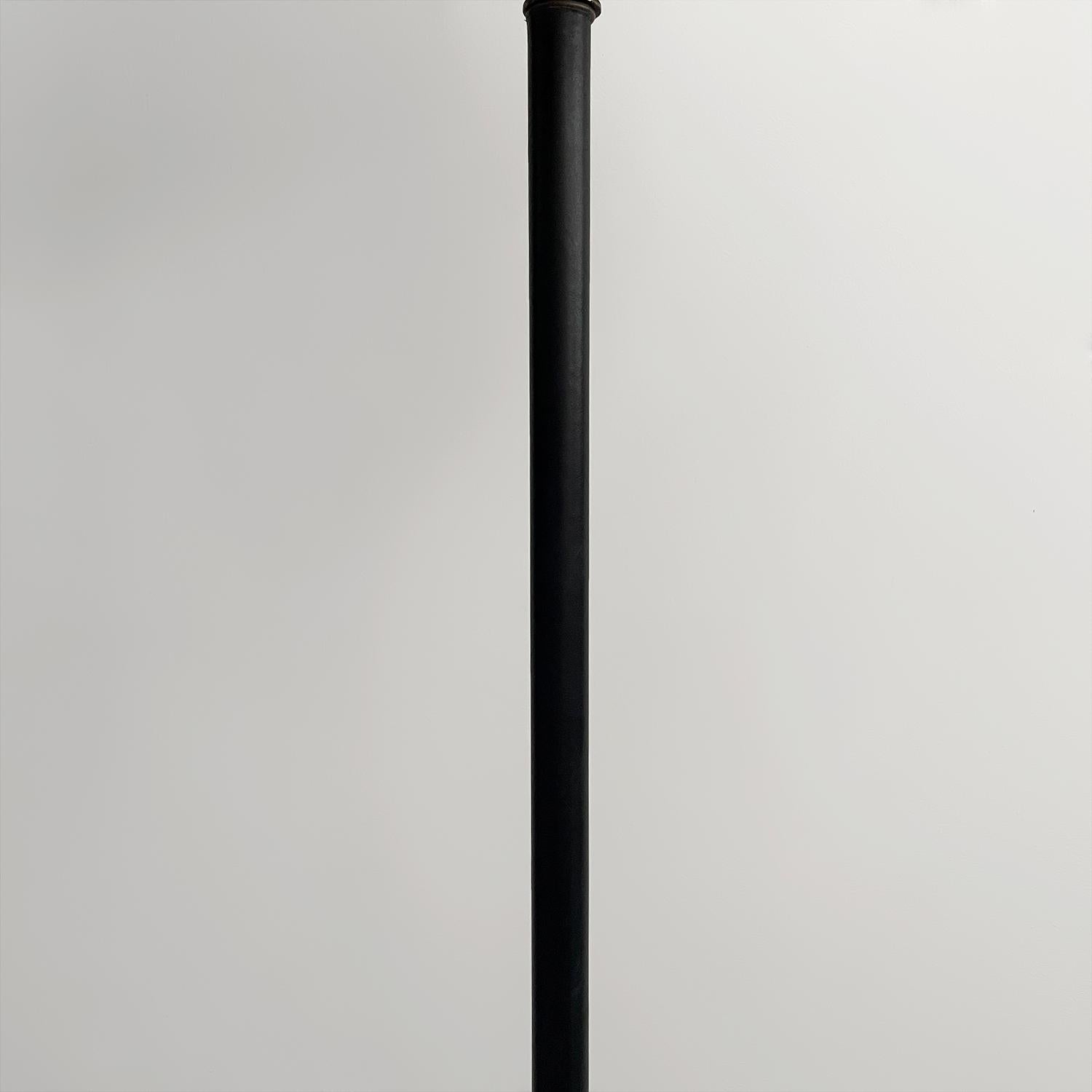 Lampadaire en cuir et laiton de style Jacques Adnet Bon état - En vente à Los Angeles, CA