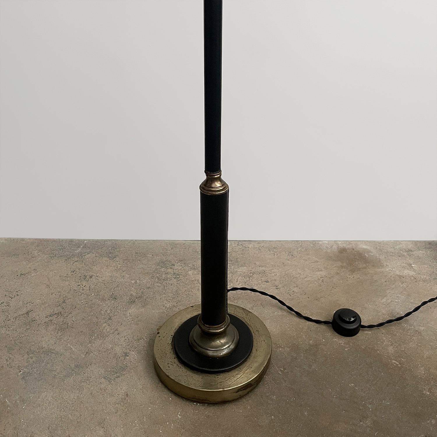 20ième siècle Lampadaire en cuir et laiton de style Jacques Adnet en vente