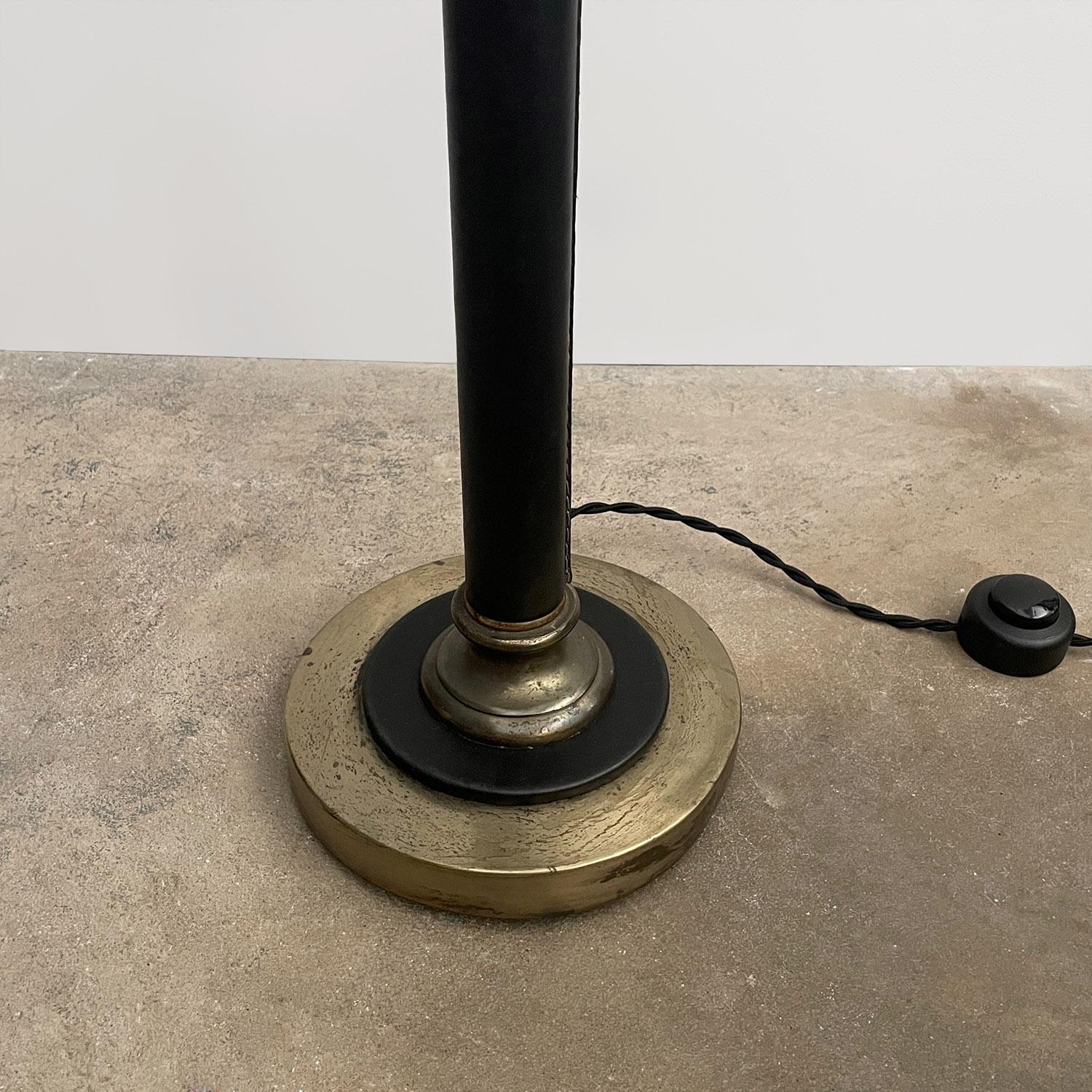 Laiton Lampadaire en cuir et laiton de style Jacques Adnet en vente