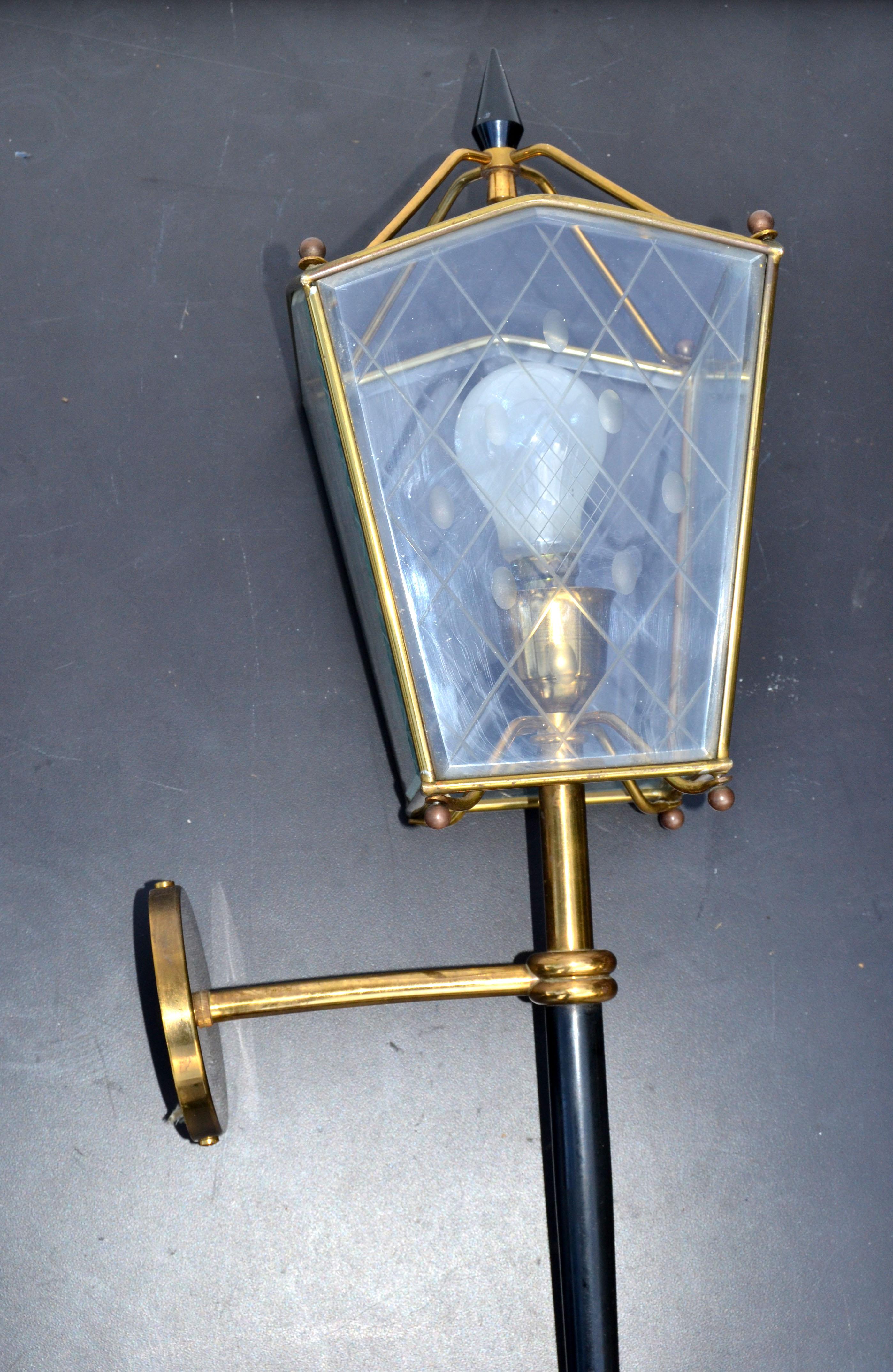 Laiton Paire de lampes murales à lanterne de style Jacques Adnet de la plus grande taille, France, 1960 en vente