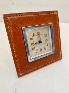 Horloge d'alarme en cuir de style Jacques Adnet