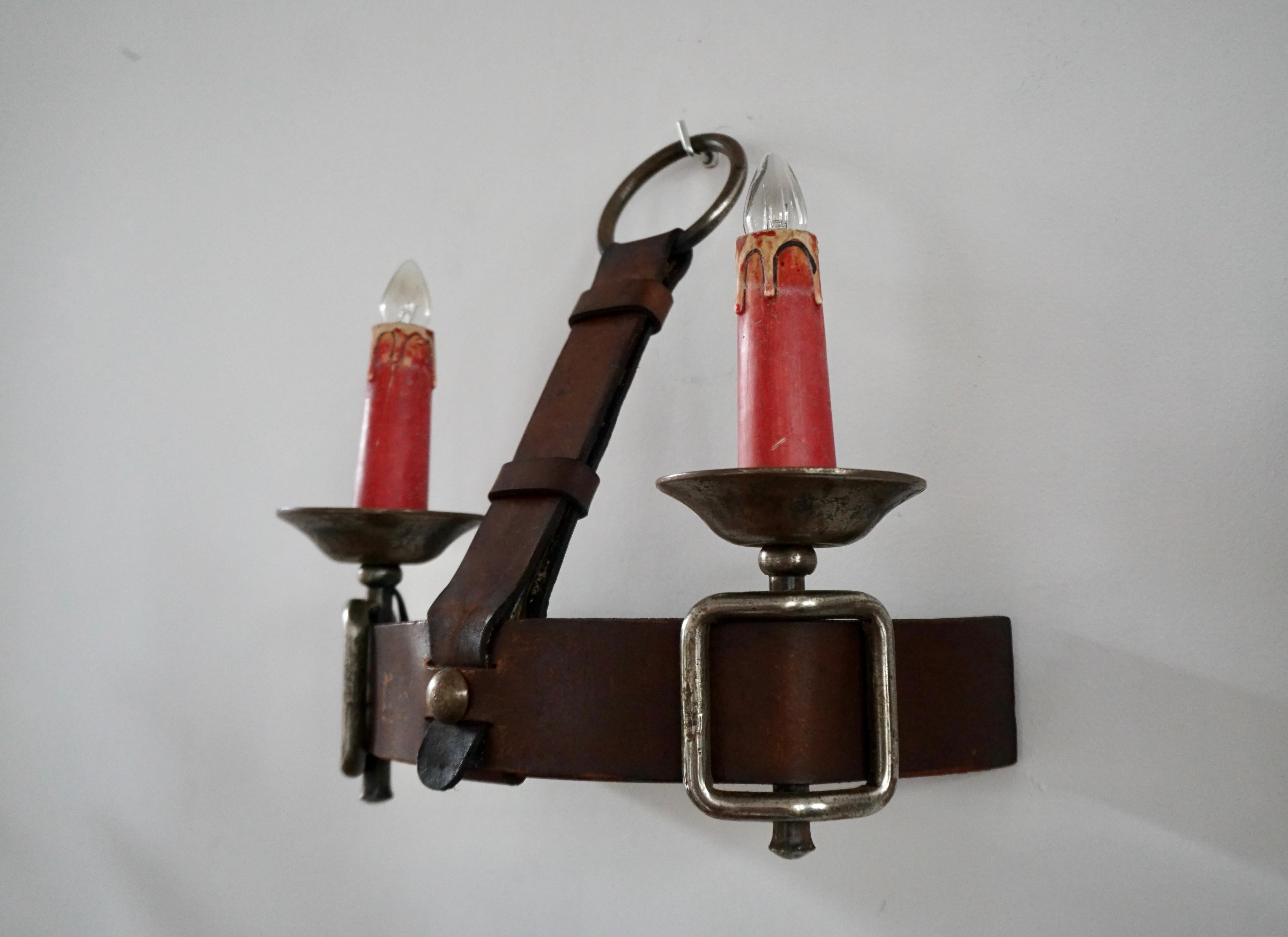 Aplique de pared de cuero y hierro forjado estilo Jacques Adnet Moderno de mediados de siglo en venta