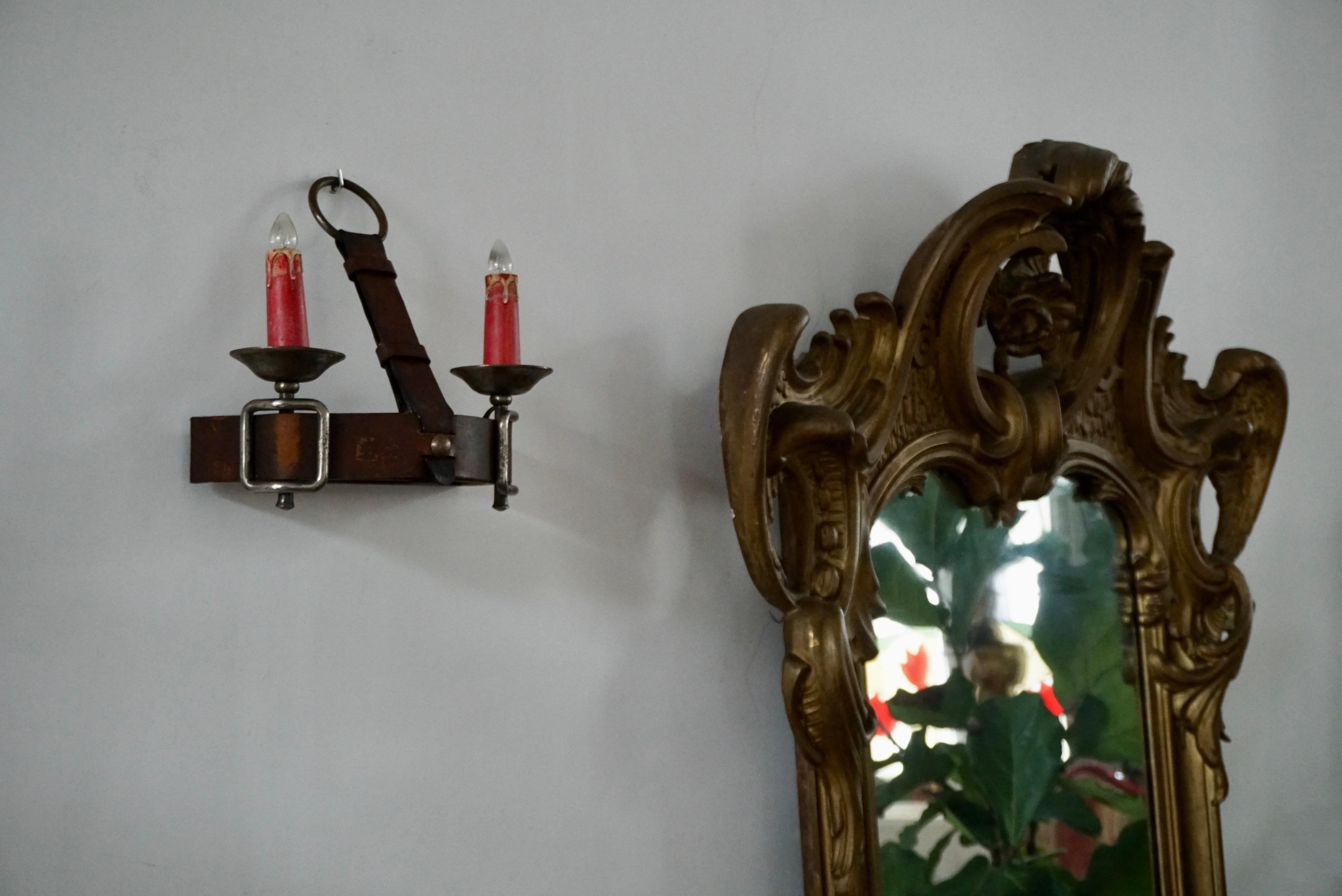 Aplique de pared de cuero y hierro forjado estilo Jacques Adnet Francés en venta