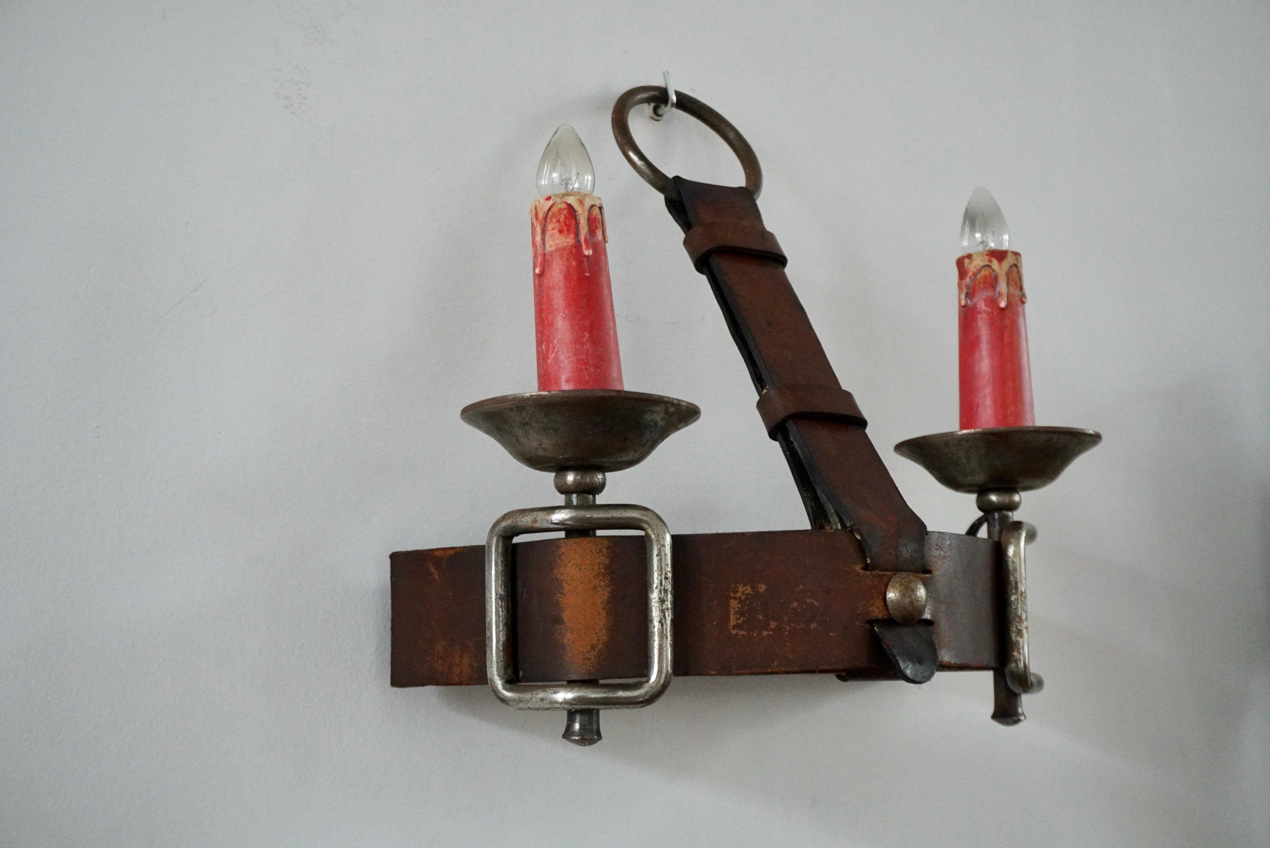Aplique de pared de cuero y hierro forjado estilo Jacques Adnet en Bueno estado para la venta en Antwerp, BE