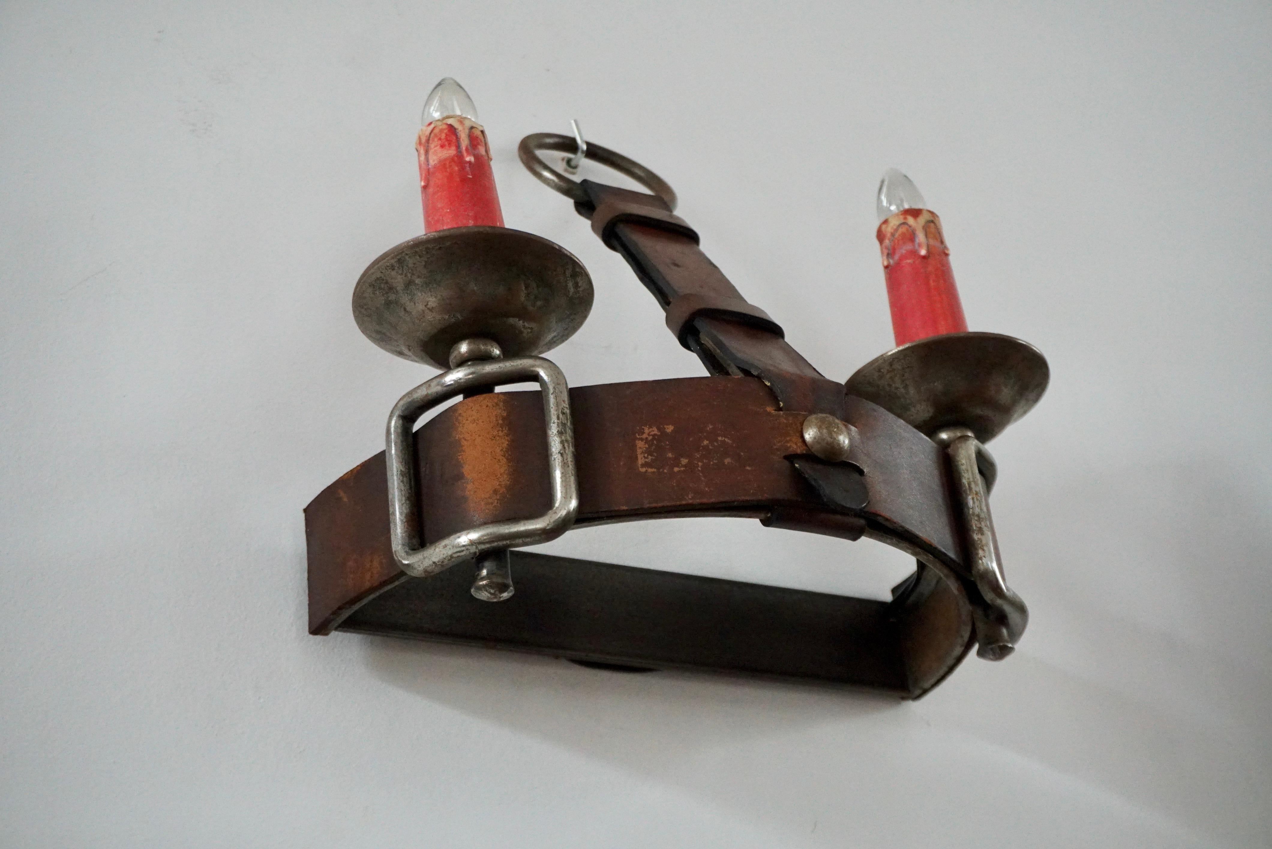 Aplique de pared de cuero y hierro forjado estilo Jacques Adnet siglo XX en venta