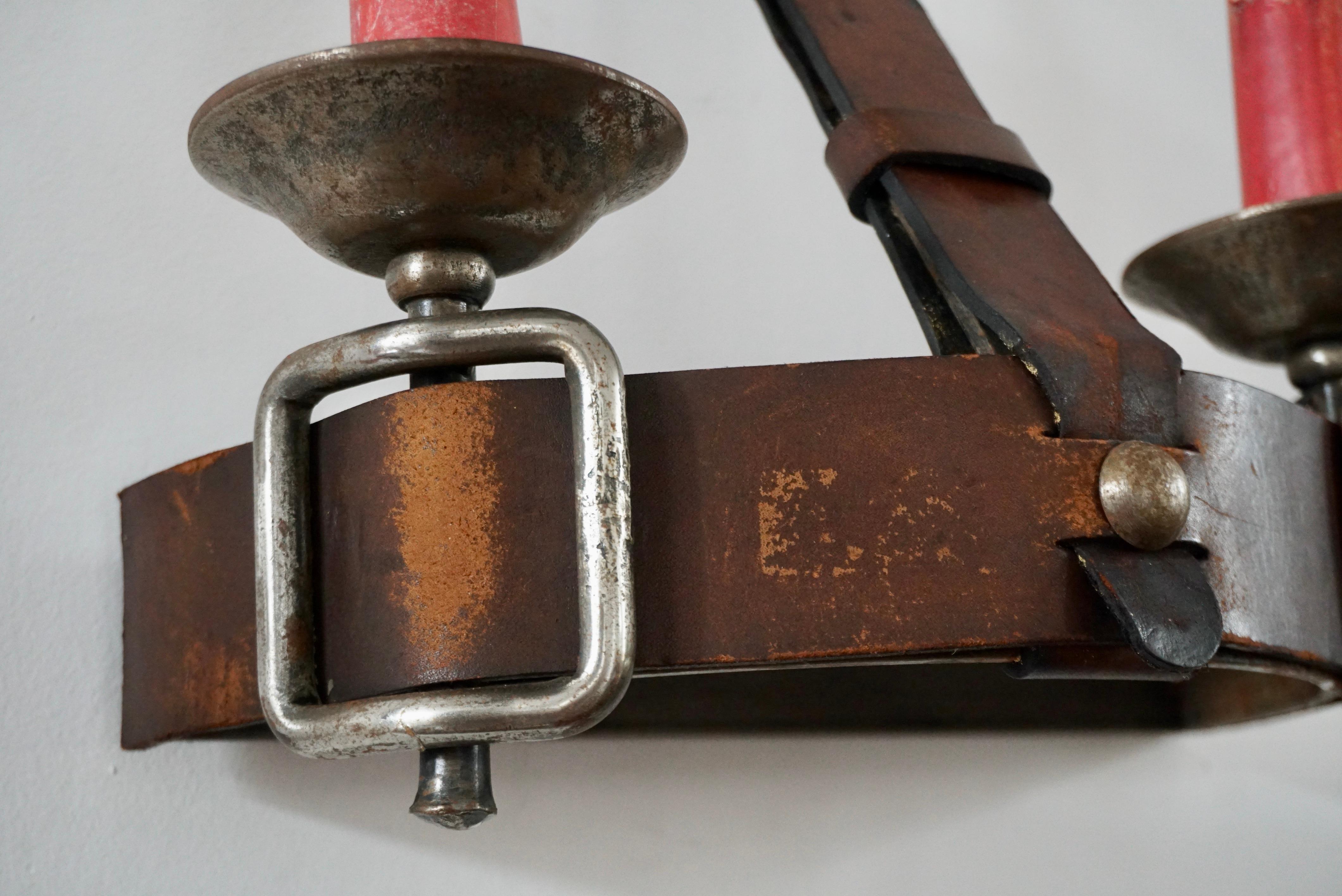Aplique de pared de cuero y hierro forjado estilo Jacques Adnet Cuero en venta