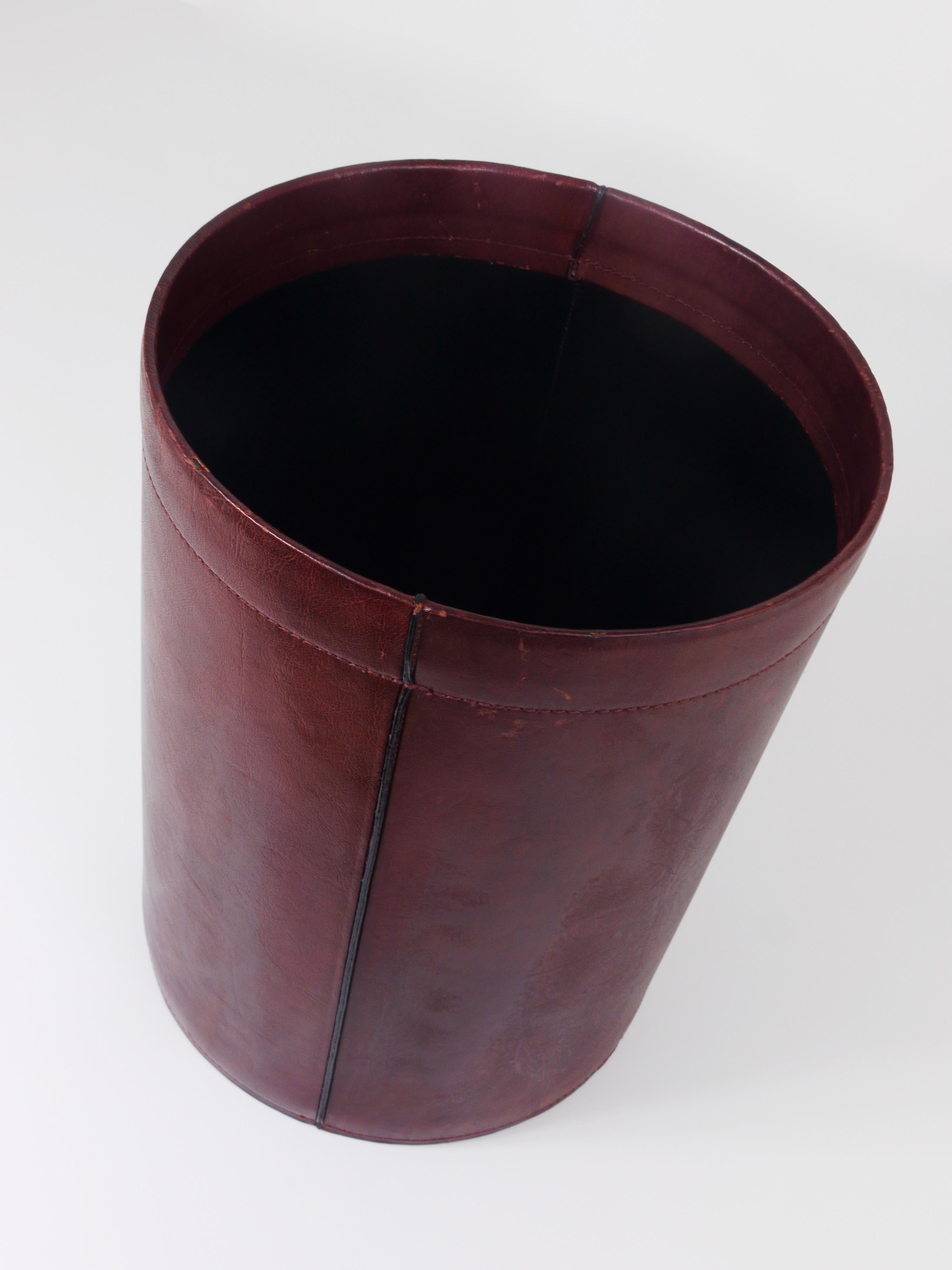 Jacques Adnet Style Red Brown Leather Wastepaper Basket Bin, France, 1970s In Good Condition In Vienna, AT