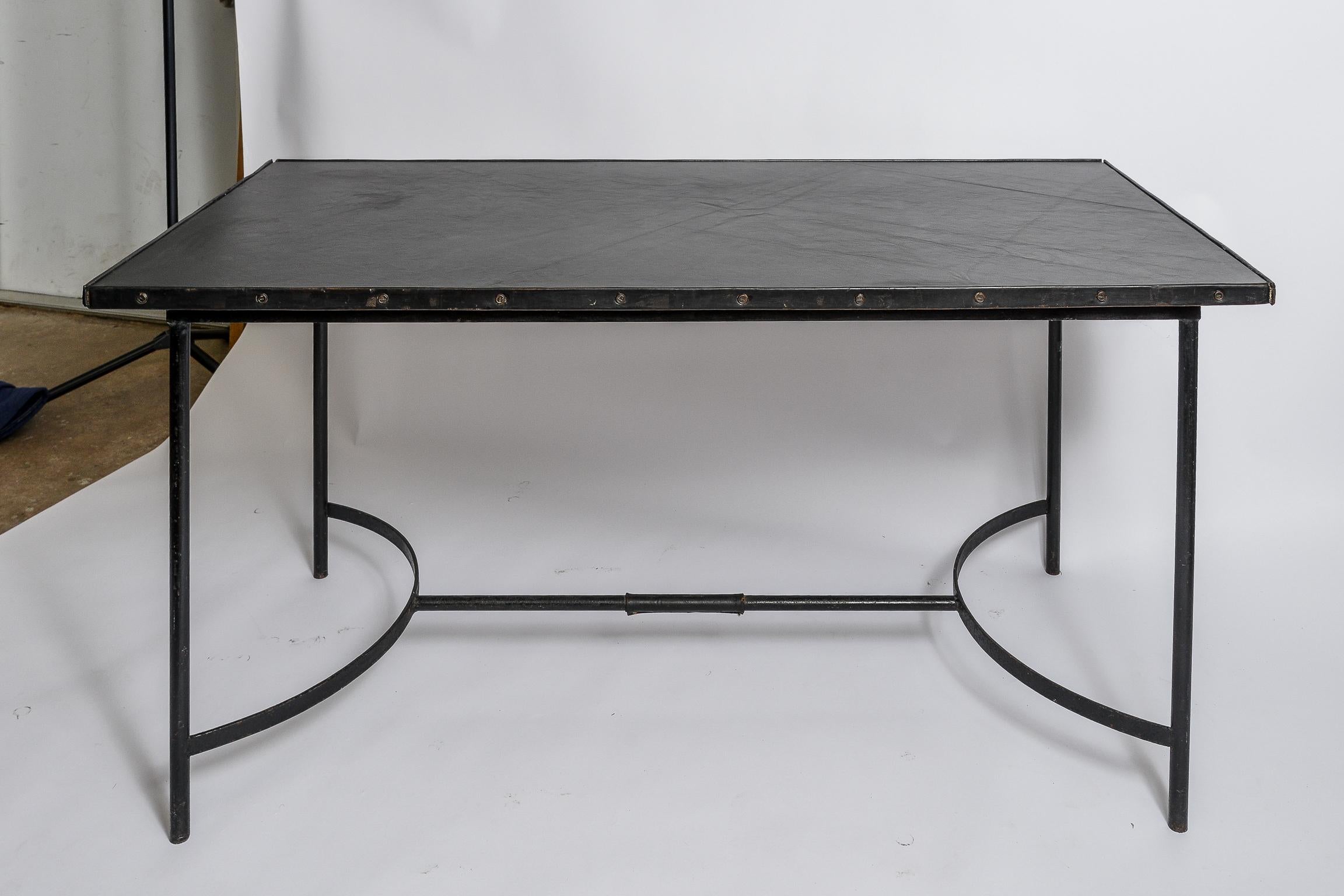 Jacques Adnet Tisch/Schreibtisch aus schwarzem Leder und emailliertem Stahl
Große Schreibfläche
Original Messingschrauben und Tüllen 
