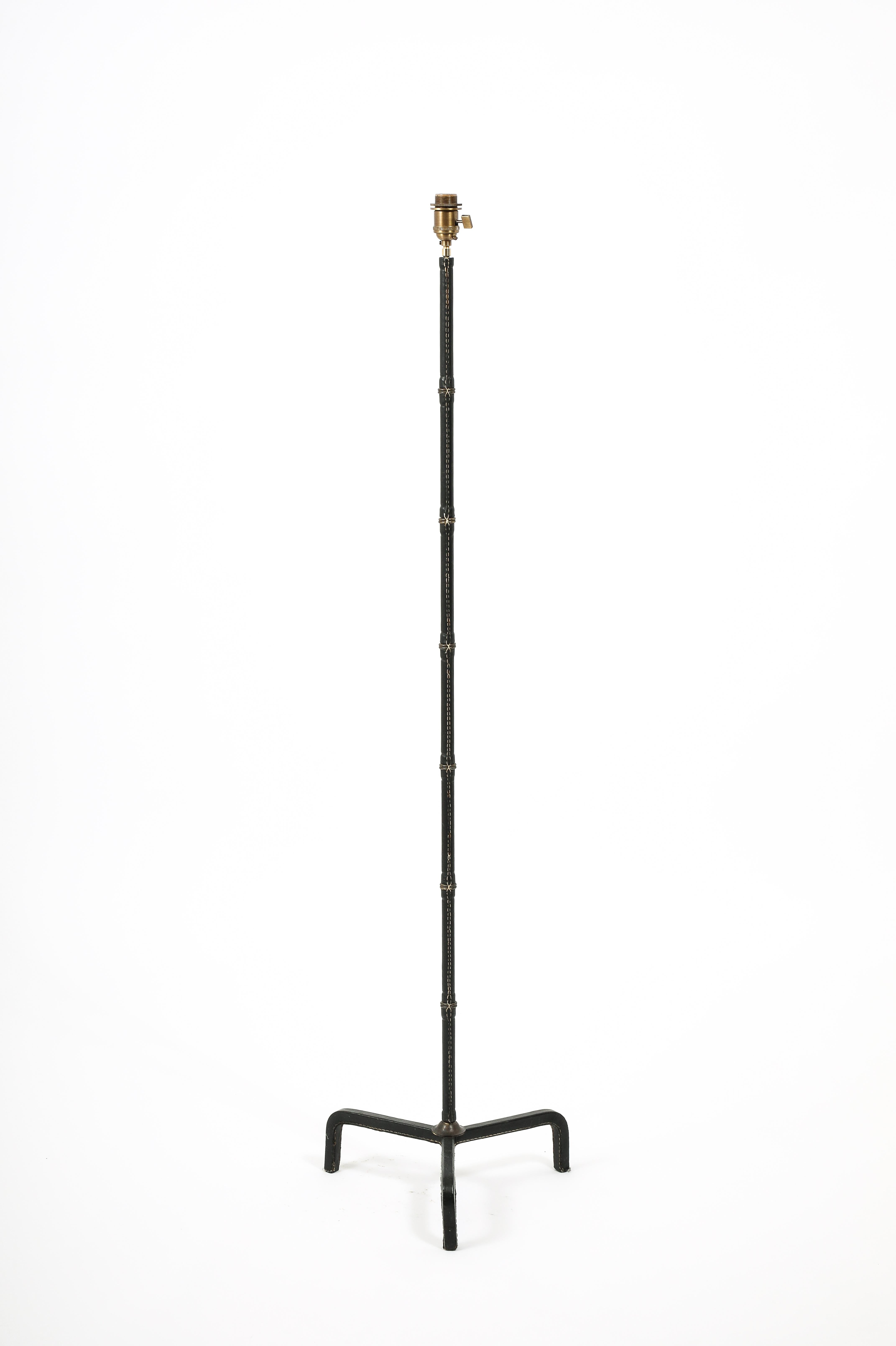 Rara lámpara de pie de piel Jacques Adnet con decoración de piel de bambú sintética y herrajes de latón.

Sólo base
58x16
