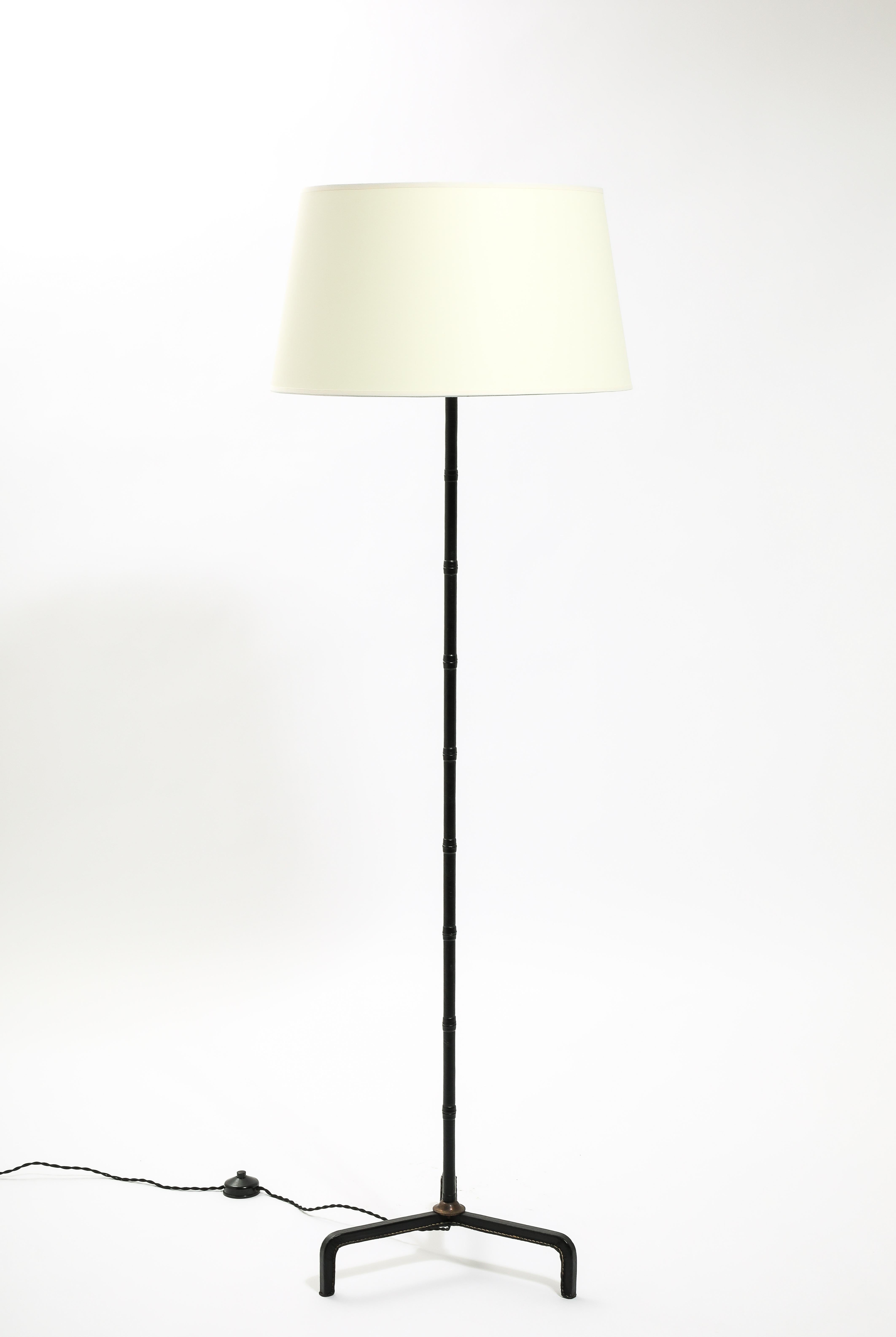 Jacques Adnet Lámpara de pie trípode de cuero de bambú, Francia Años 50 Moderno en venta