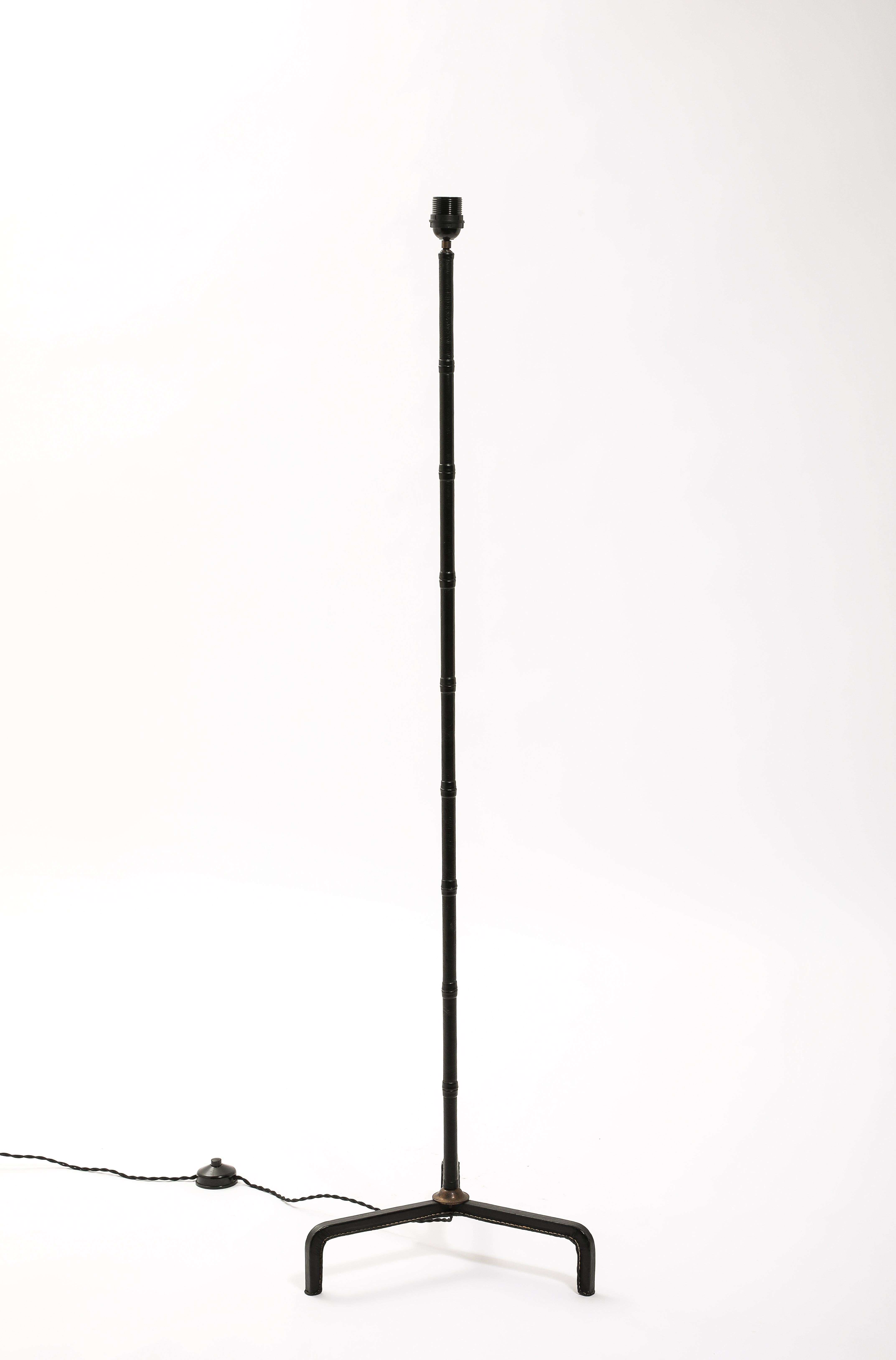 Jacques Adnet Lámpara de pie trípode de cuero de bambú, Francia Años 50 Francés en venta