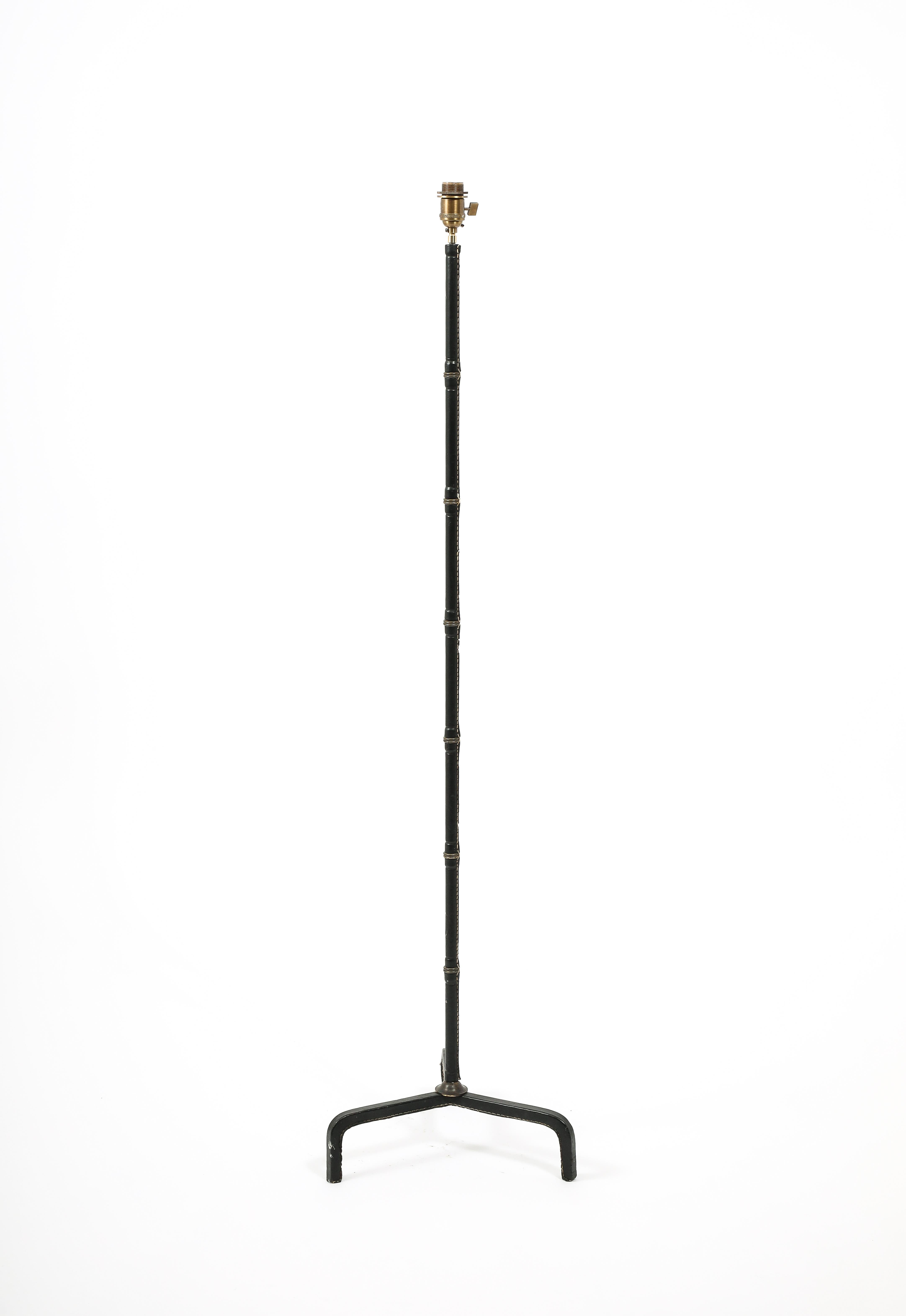 Jacques Adnet Lámpara de pie trípode de cuero de bambú, Francia Años 50 en Bueno estado para la venta en New York, NY