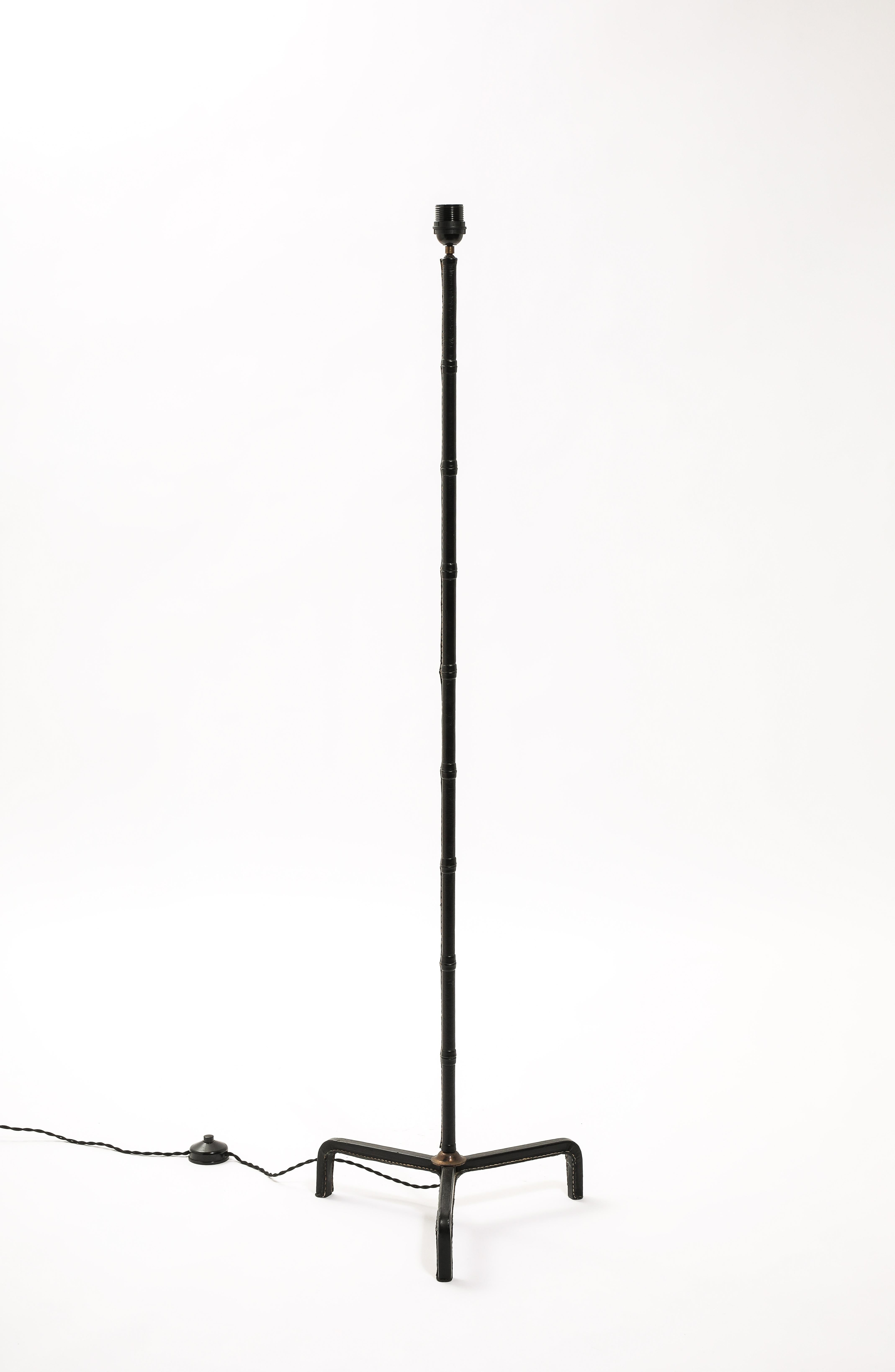 Jacques Adnet Lámpara de pie trípode de cuero de bambú, Francia Años 50 en Bueno estado para la venta en New York, NY
