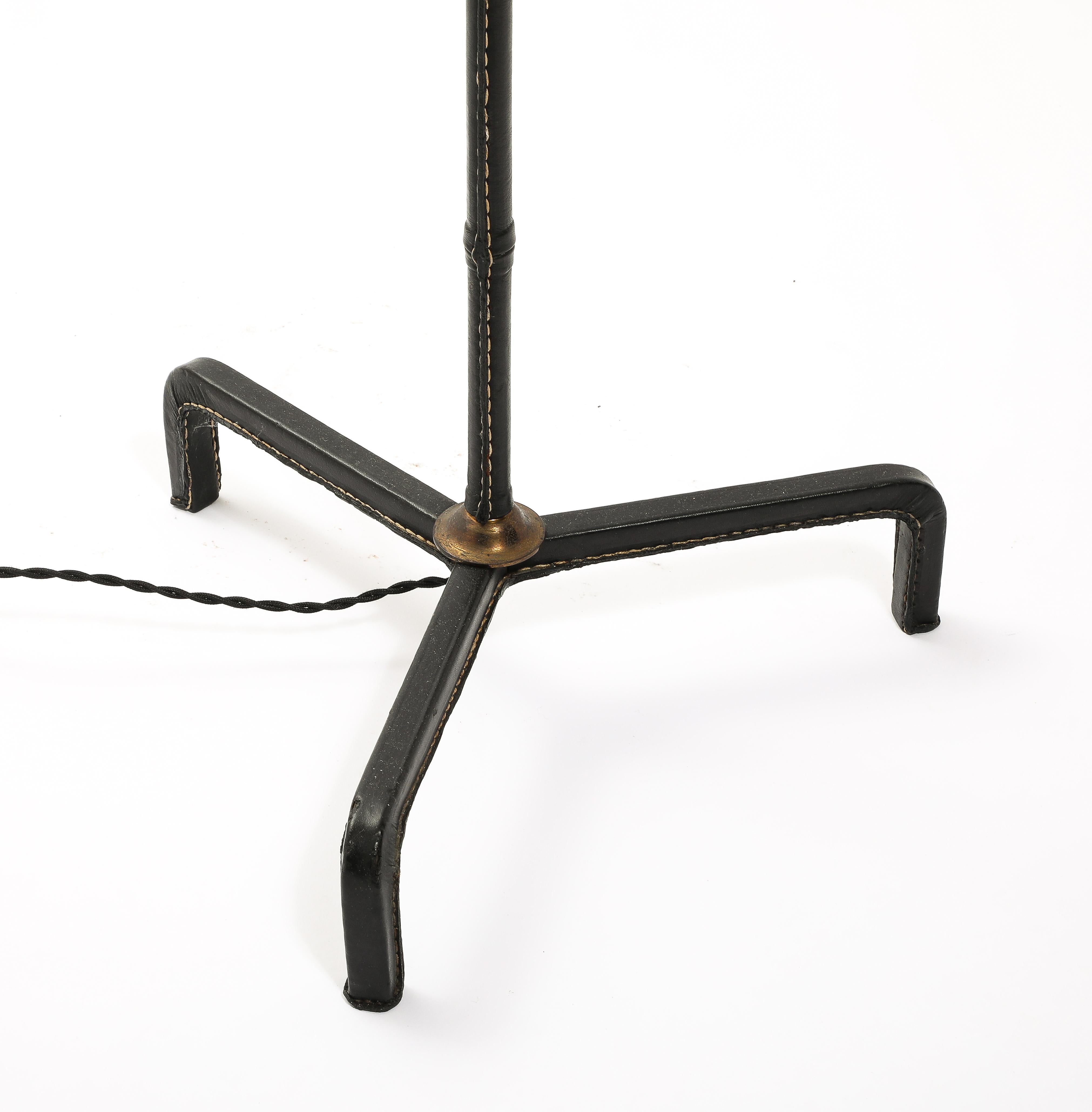 Jacques Adnet Lámpara de pie trípode de cuero de bambú, Francia Años 50 Latón en venta