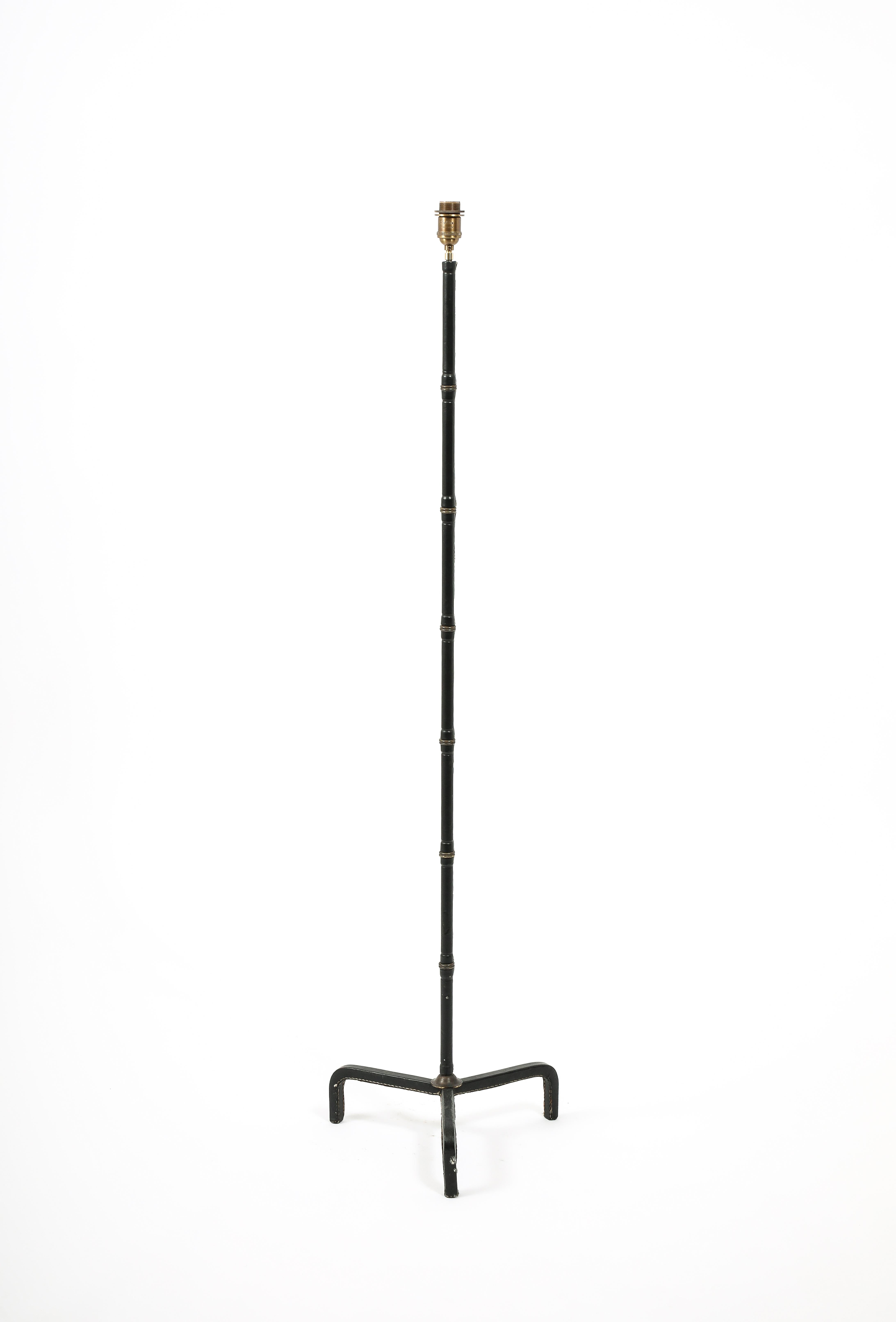 Jacques Adnet Lámpara de pie trípode de cuero de bambú, Francia Años 50 en venta 1